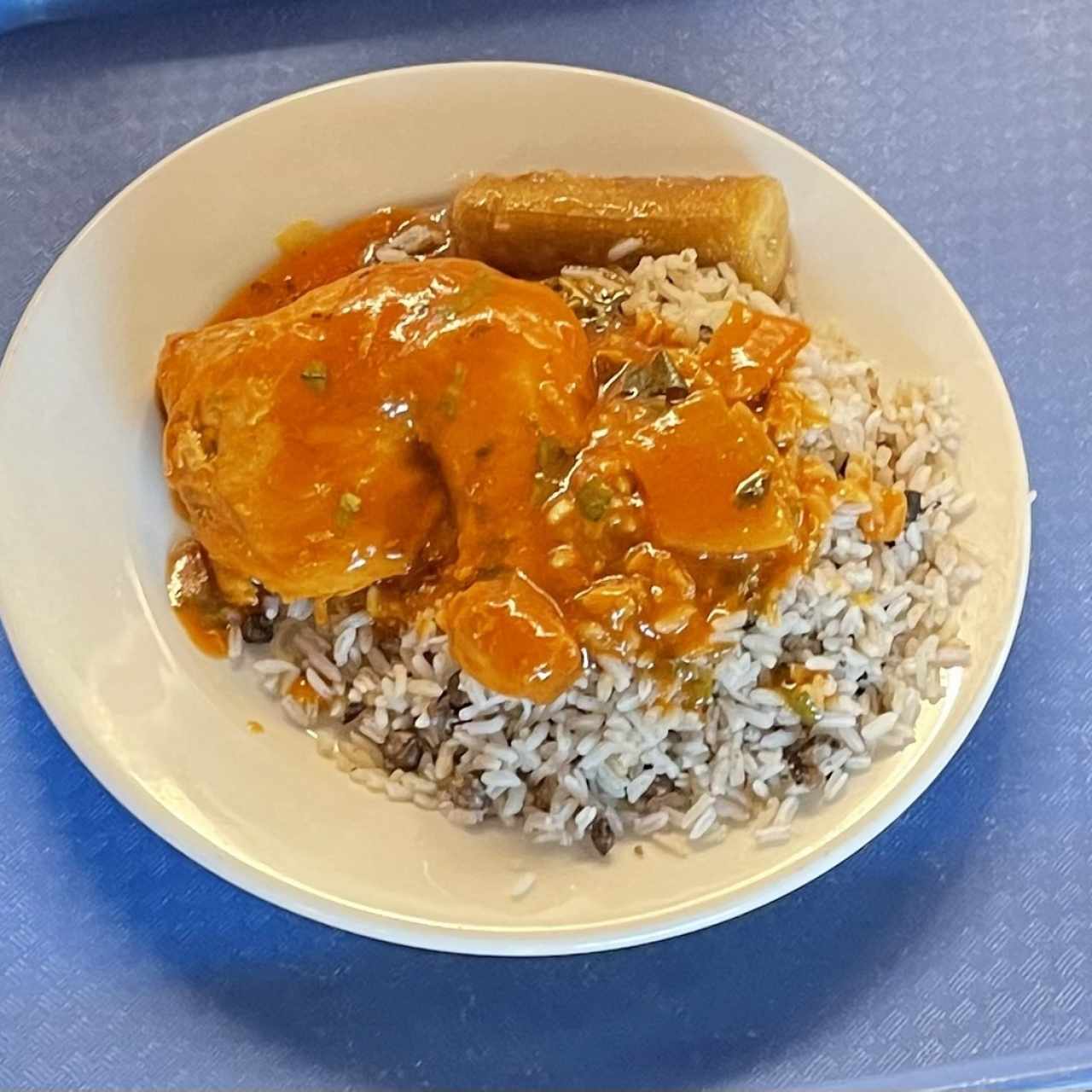 Pollo guisado arroz plátano