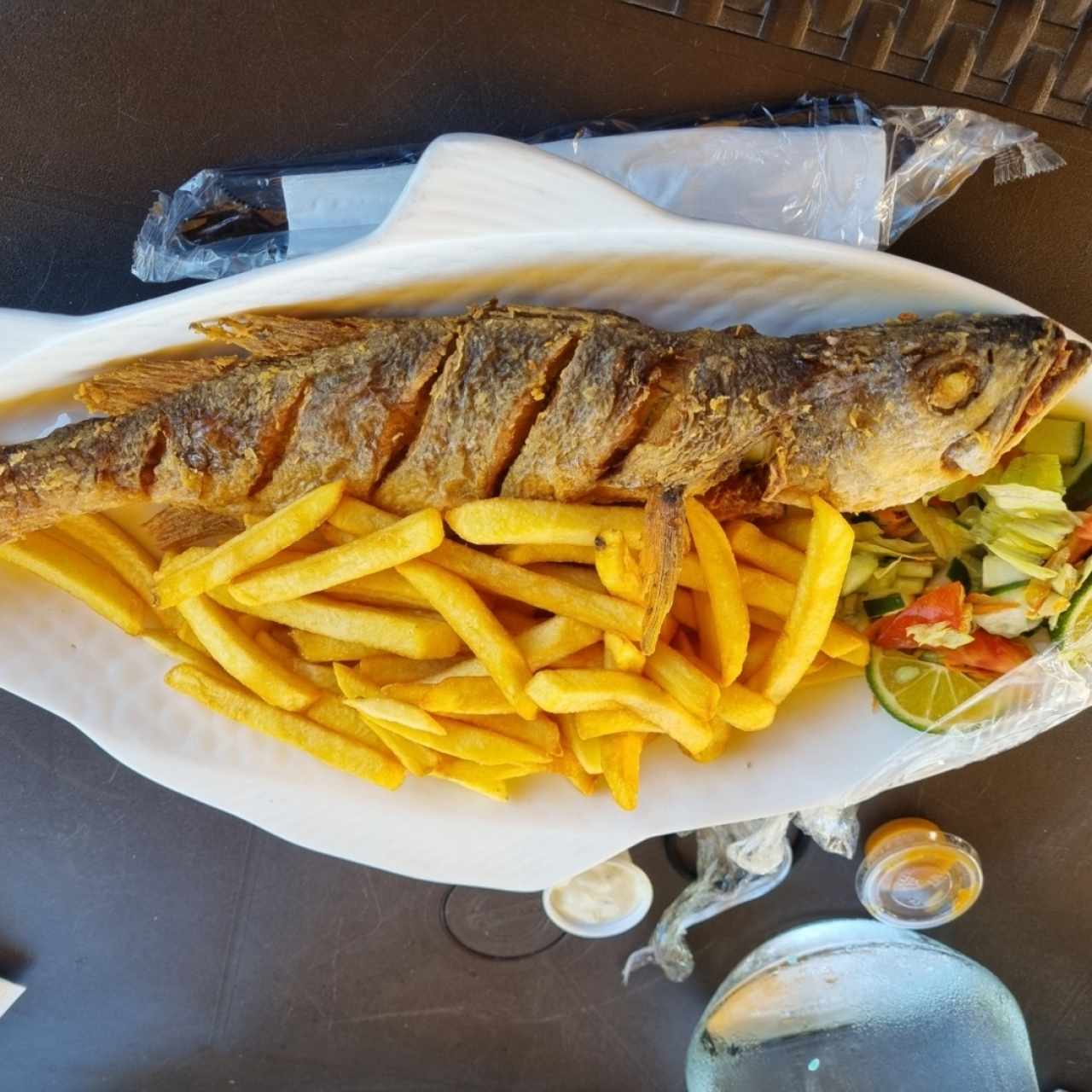 Pescado frito con papas fritas 