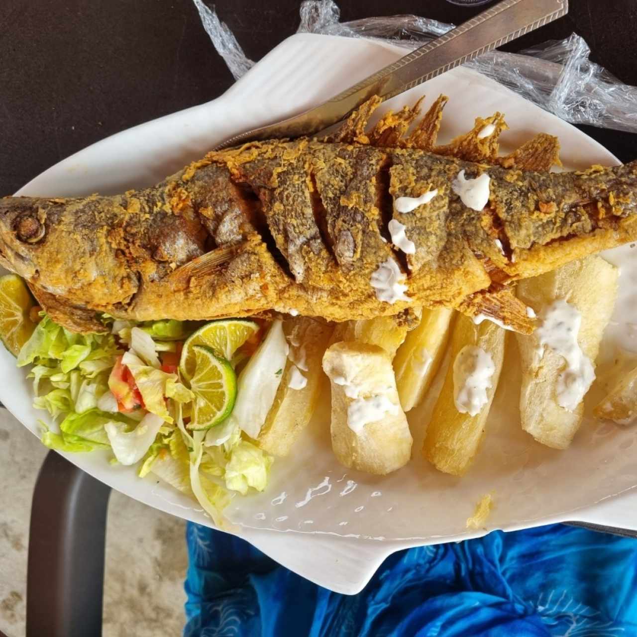 Pescado frito con yucas fritas