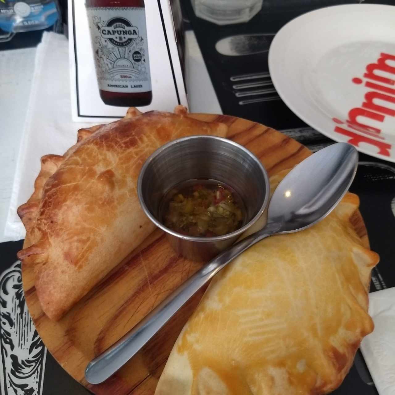 Empanada de Carne y Caprese