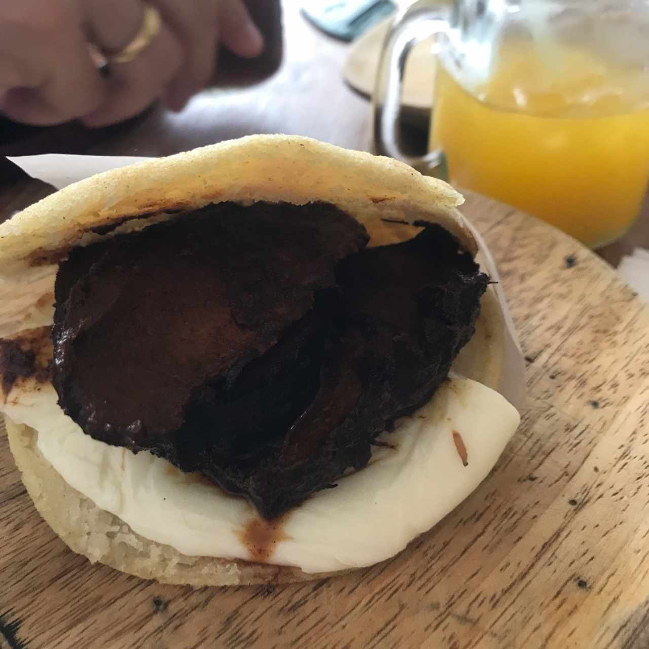 arepa de asado negro con queso telita