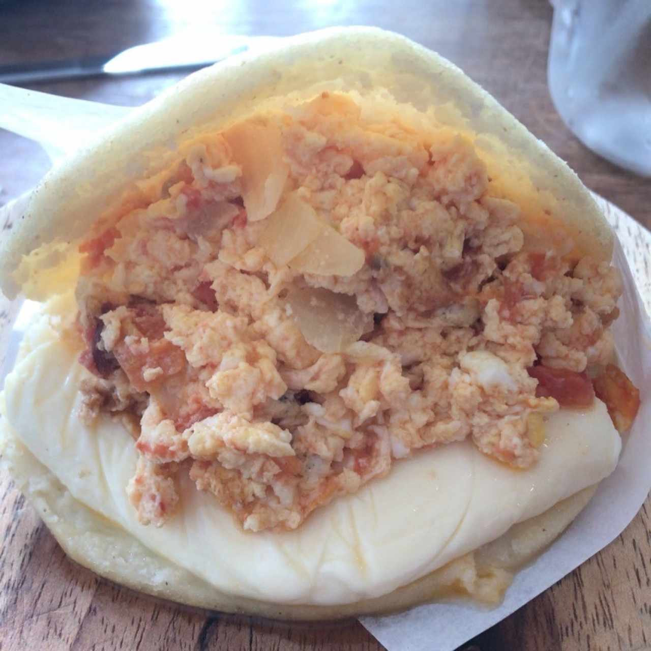 Arepa queso telita y perico 