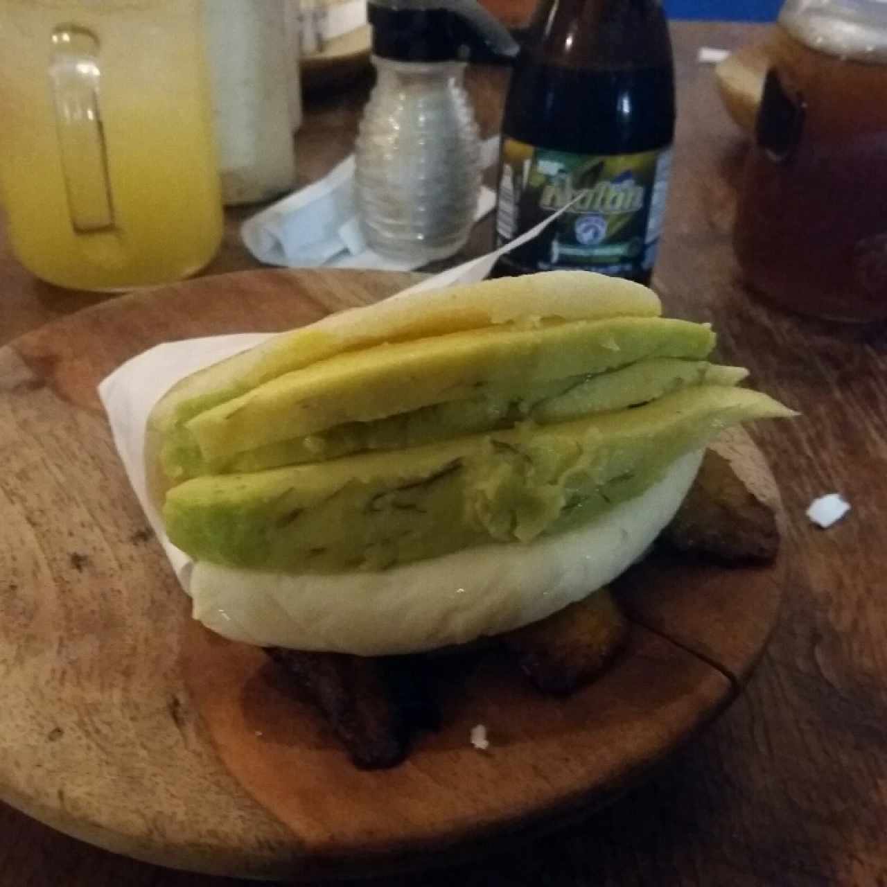 Arepa de queso, aguacate y tajada