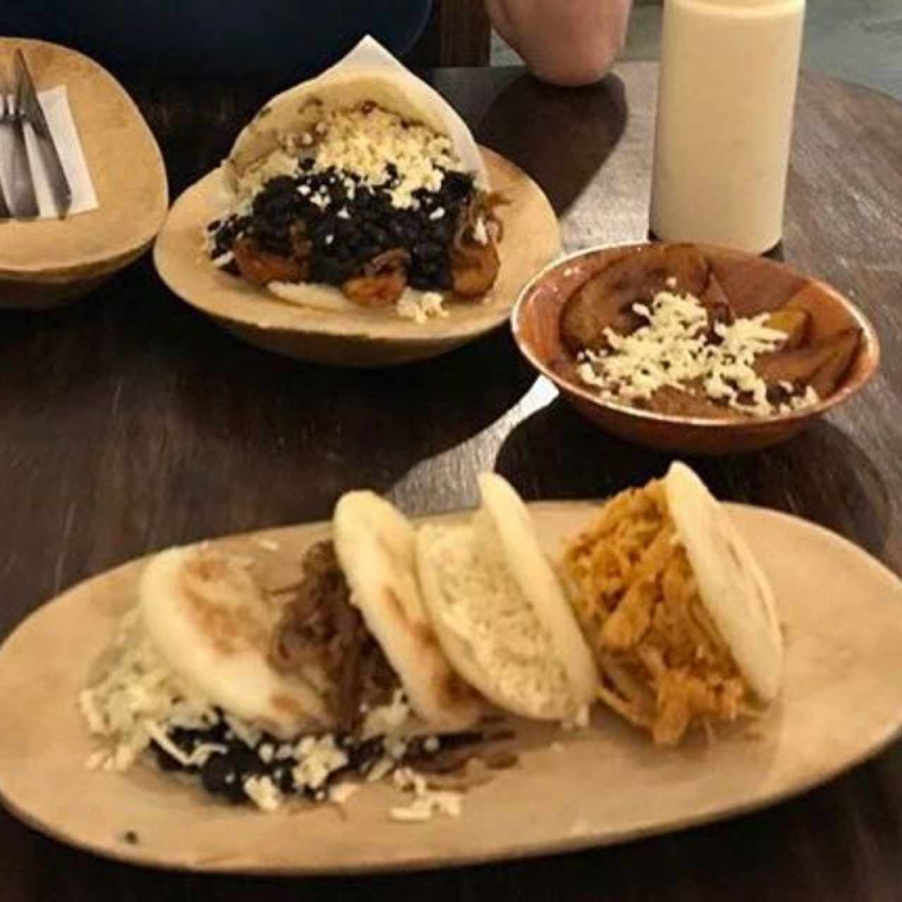 arepa de pabellón y 4 diferentes arepas