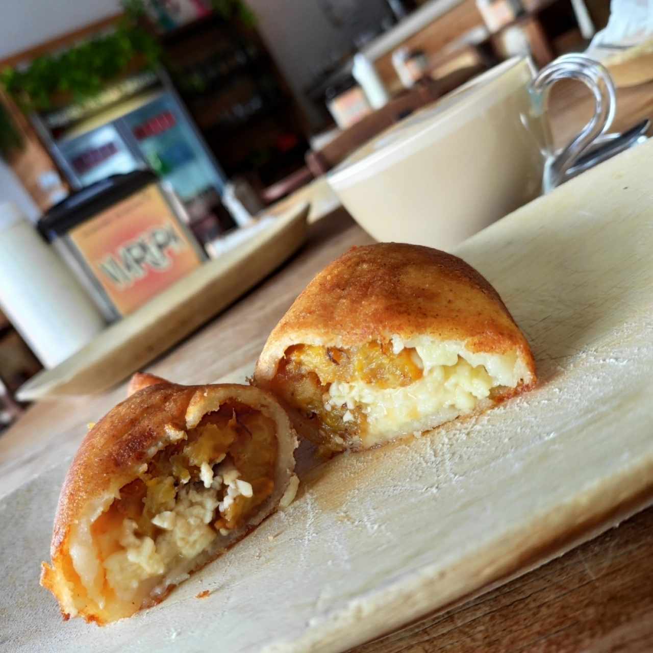 Empanada de Plátano y Queso con Cappuccino