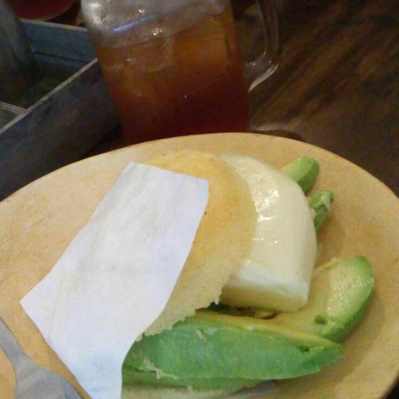 Arepa de queso telita con aguacate