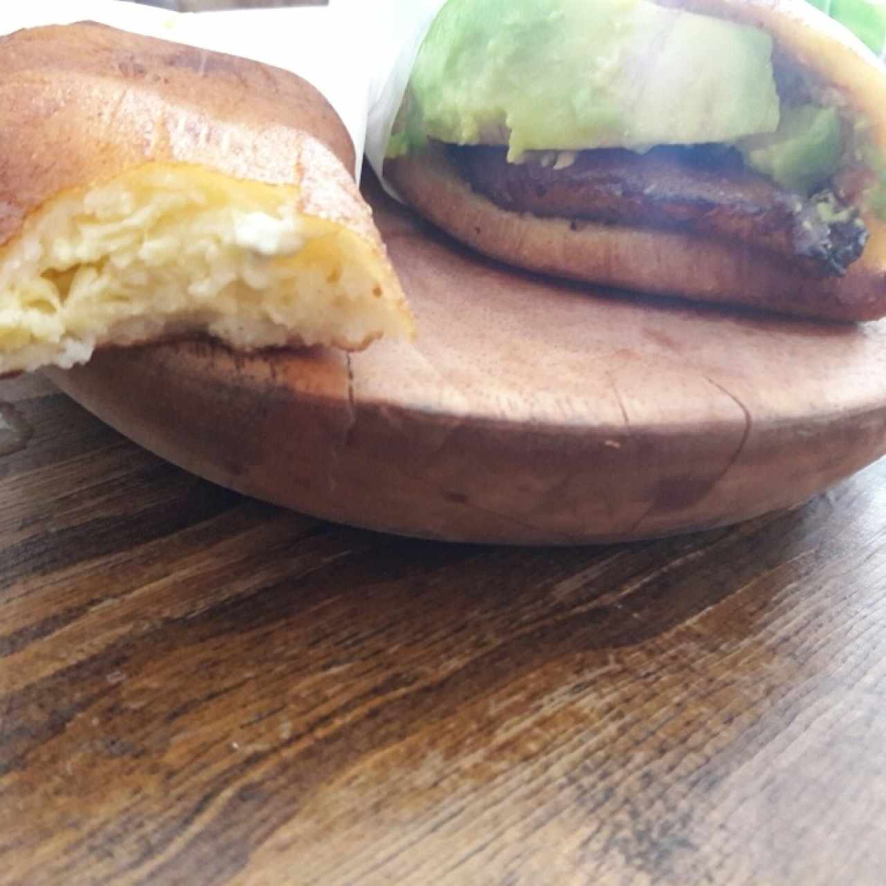 Operada de cazón: aguacate y platano y empanada de queso.