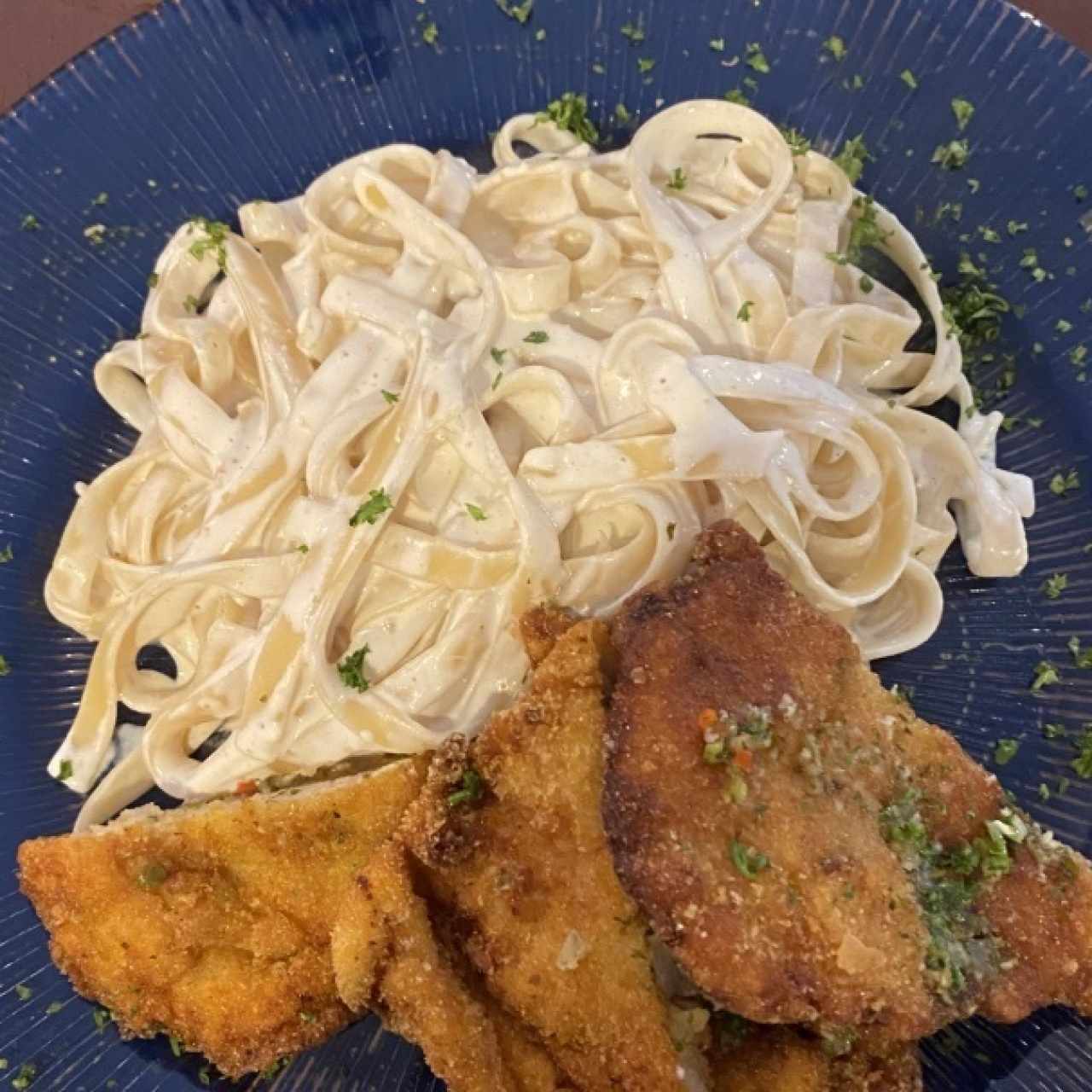Milanesa de pollo + fettuccini alfredo 