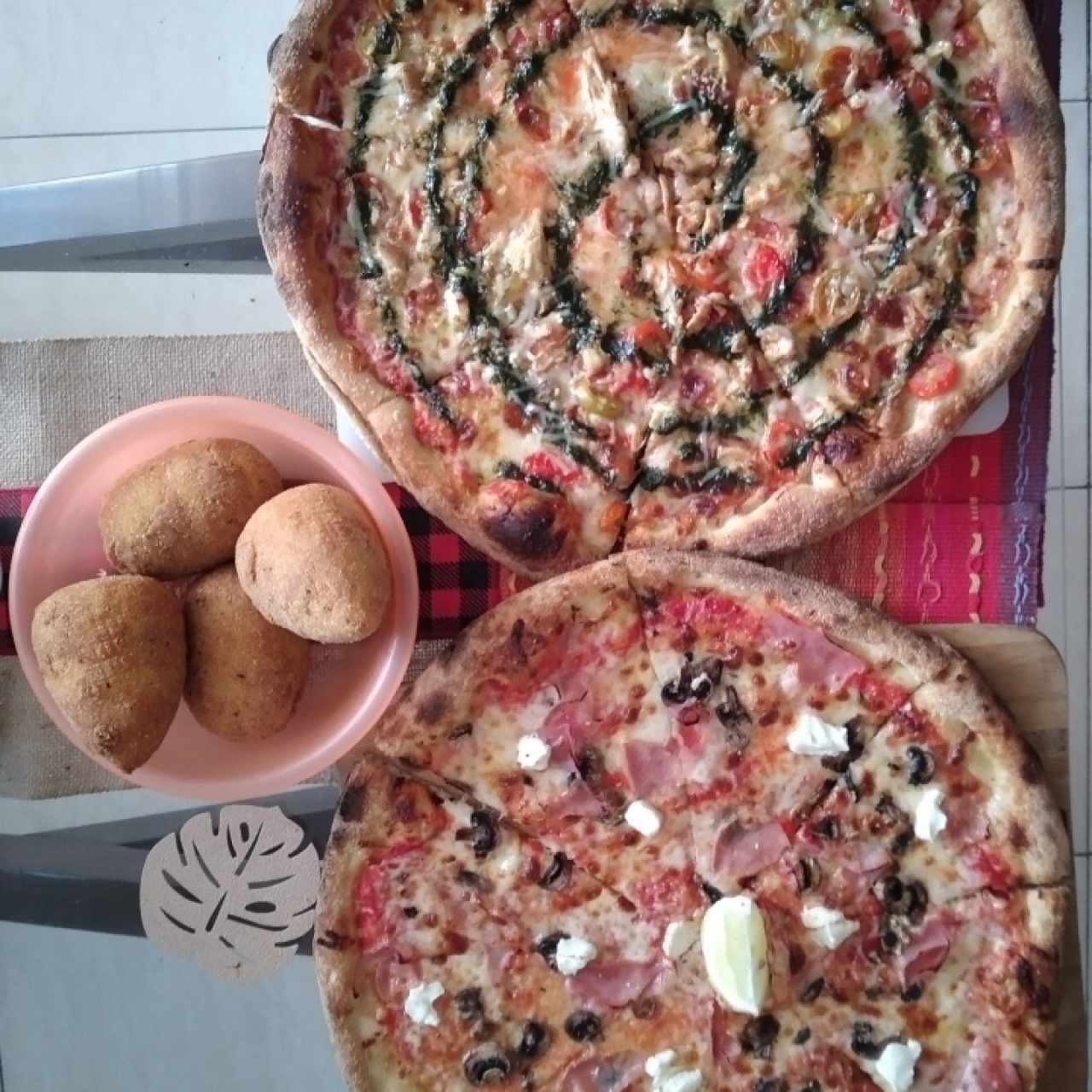 Pizza Pesto Con Pollo, Arancini y Pizza Limón