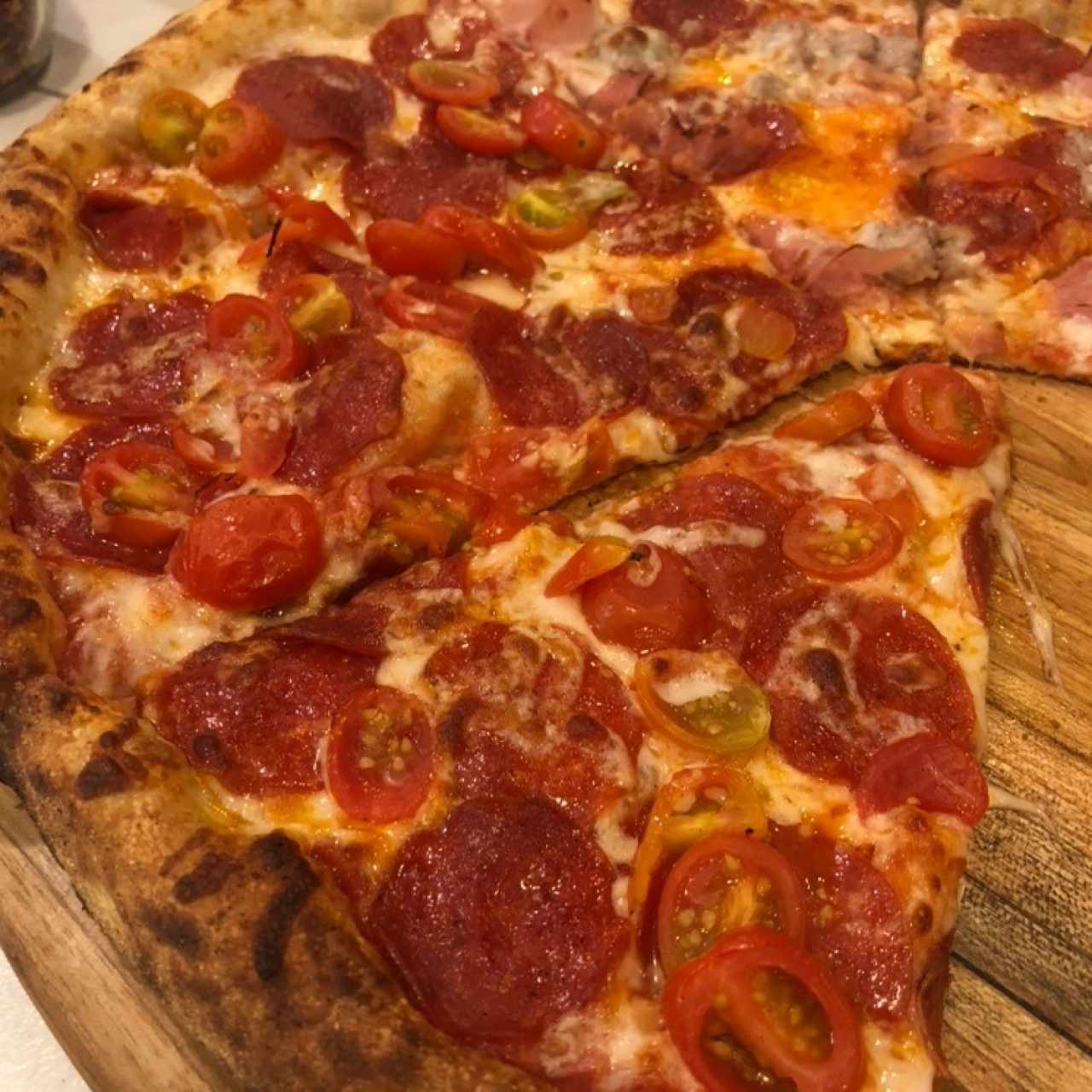 PEPPERONI con tomates cherrys y mitad Carnivora 