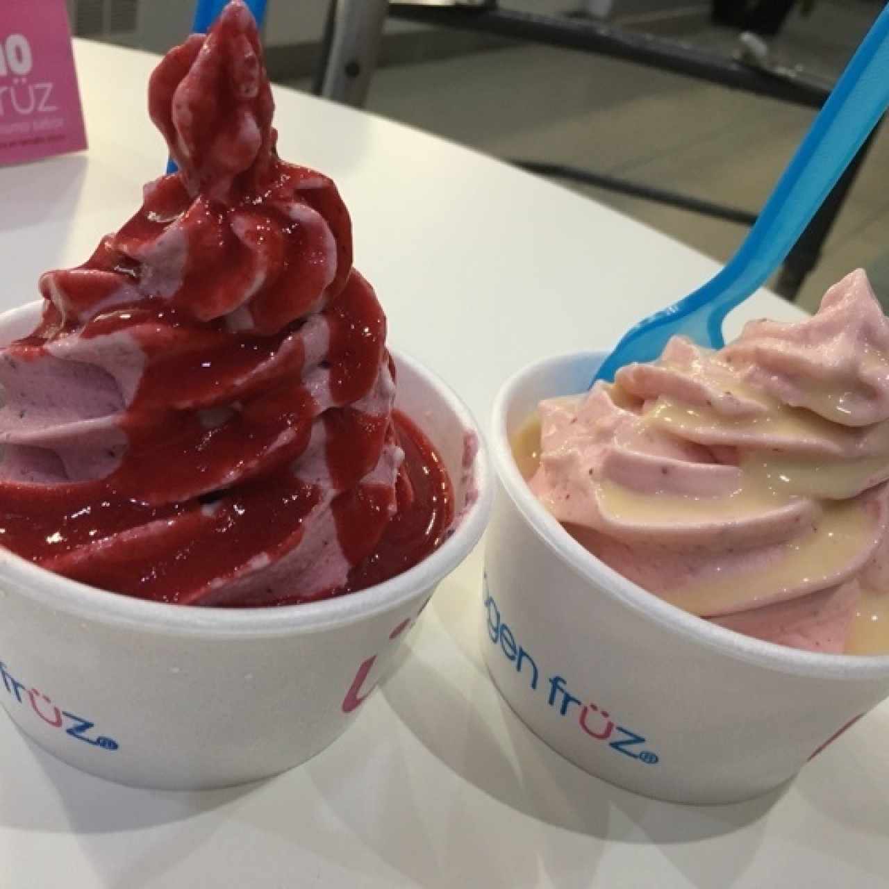 Yogurt frutos del bosque/maracuyá con salsa de frambruesa y fresa/maracuyá con leche condensada