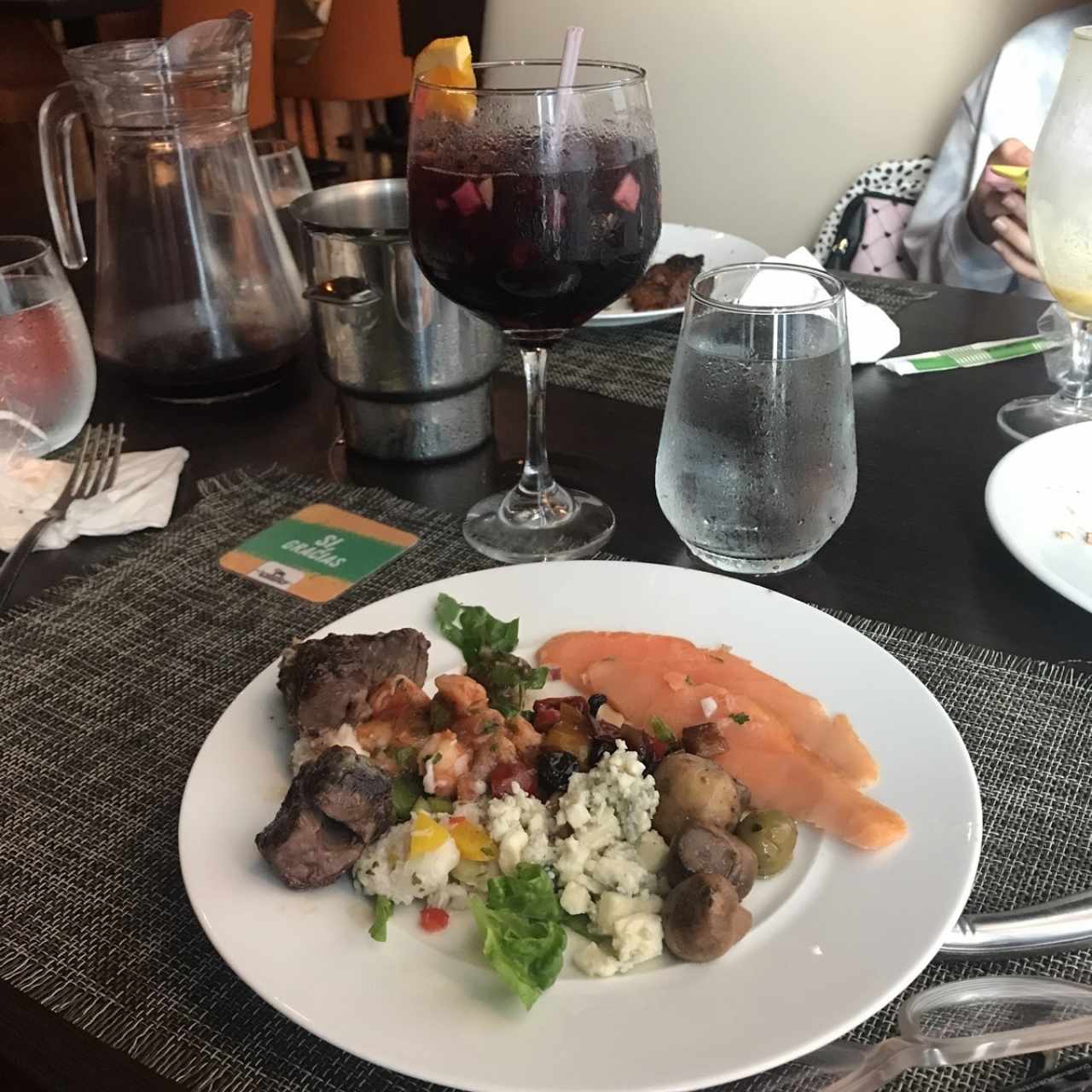 Sangria+Carnes+Excelente Atención=🤯😍🥳 un resultado en la ecuación, INEXPLICABLE 🥰😍🥰😍🥰