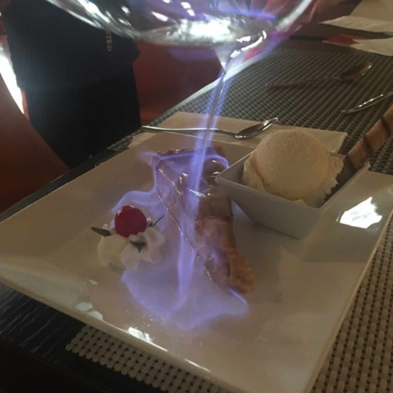 Pastel de manzana con helado (flambeado)