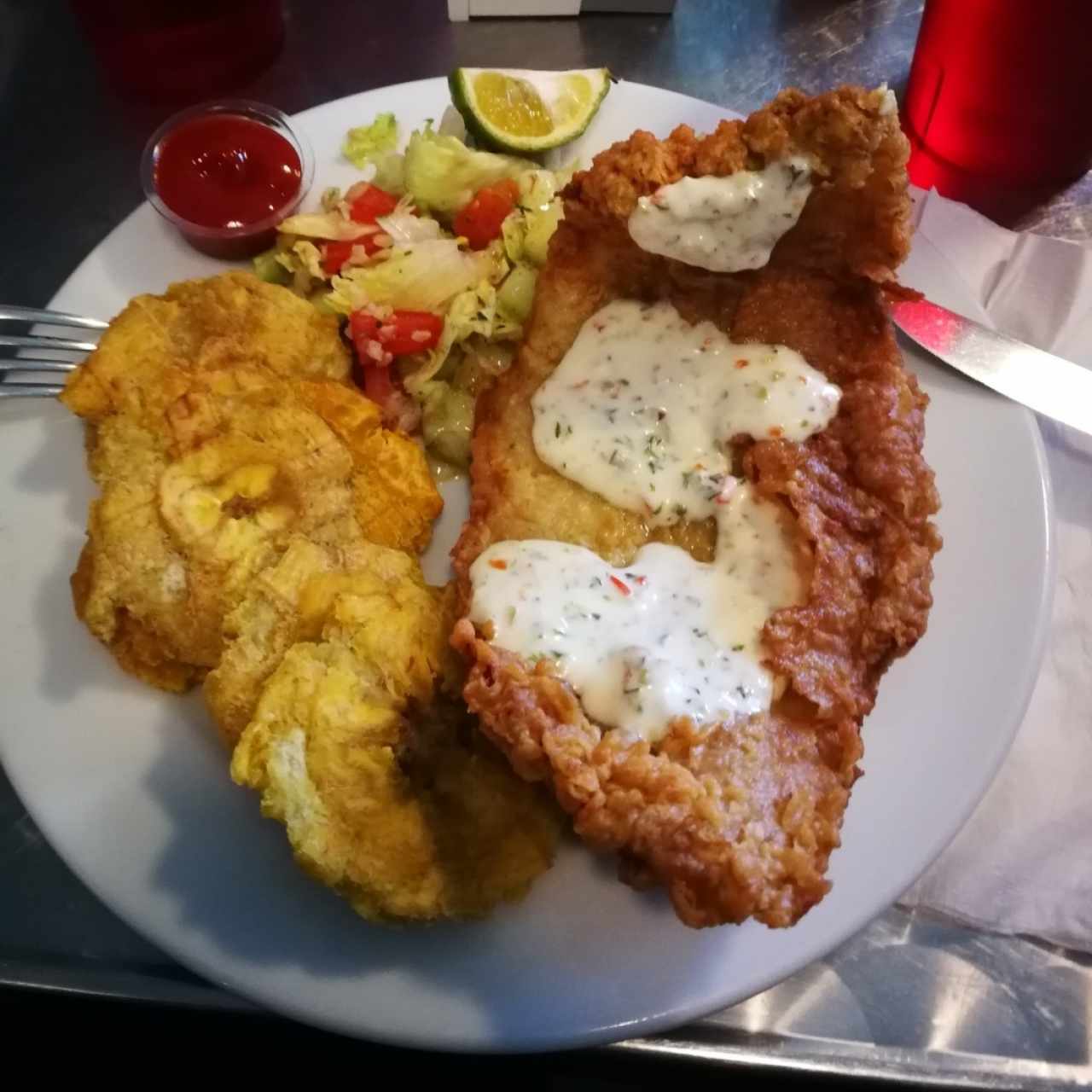 filete de corvina apanado con tártara