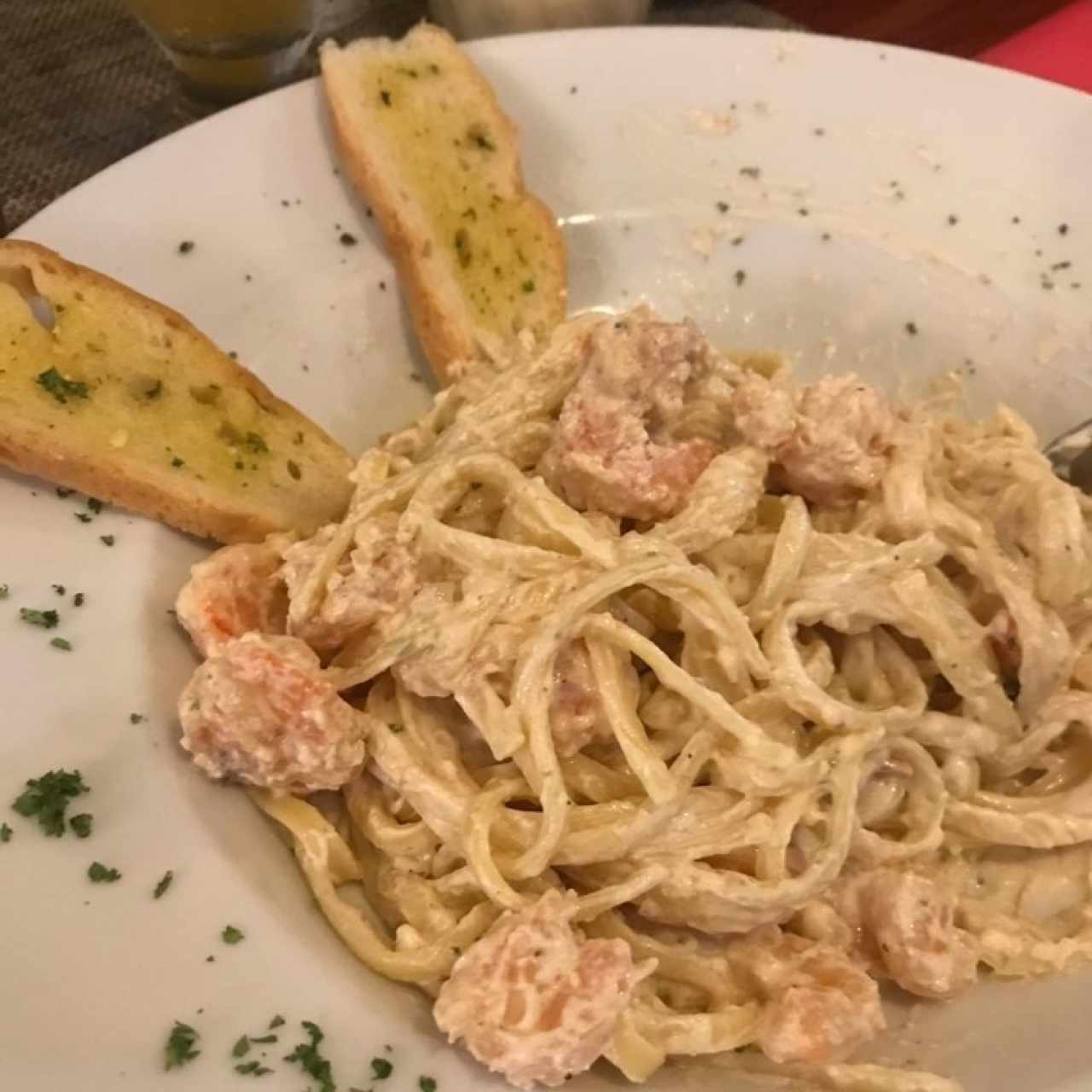 Linguini Alfredo con camarones