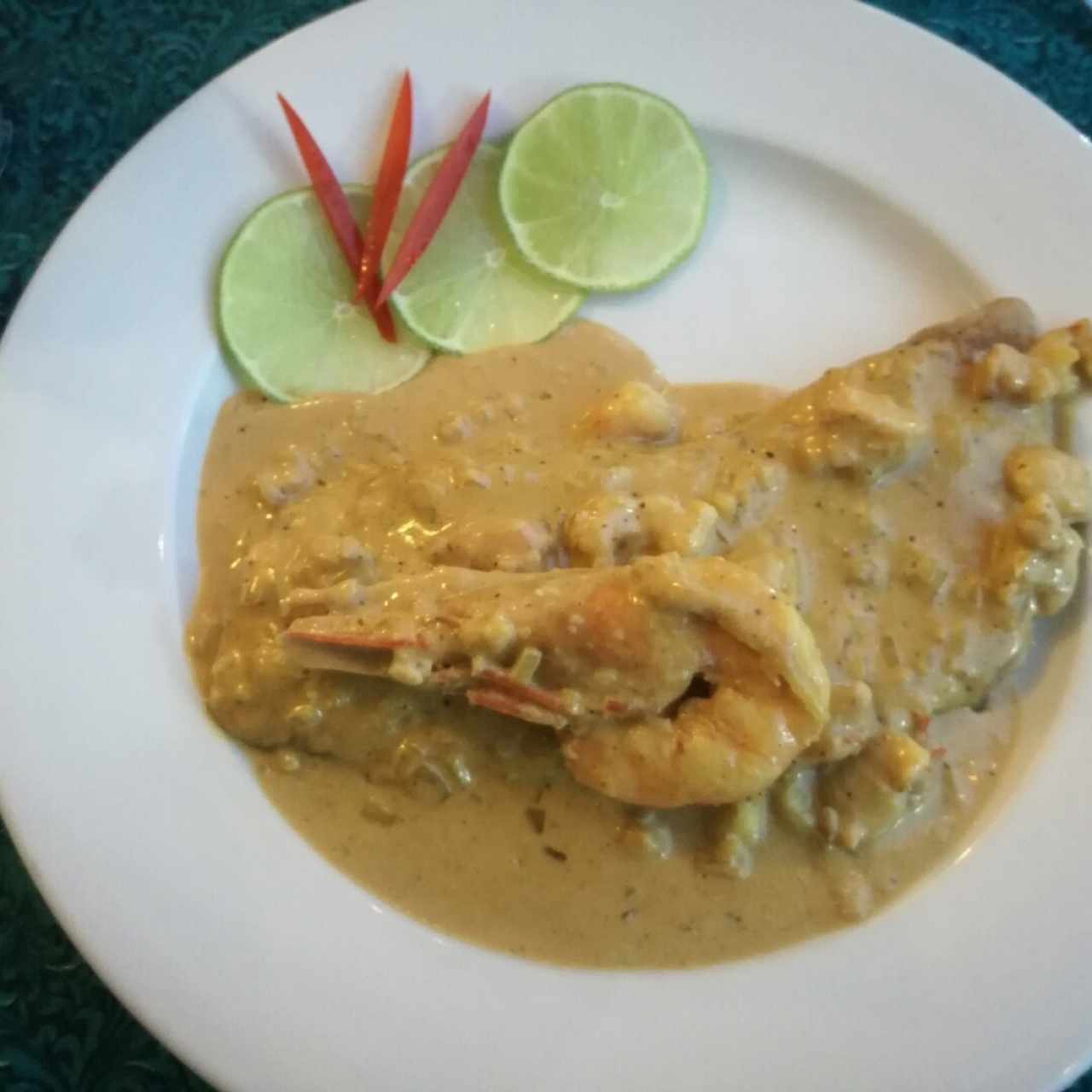 Filter de corvina en salsa de langostinos. 