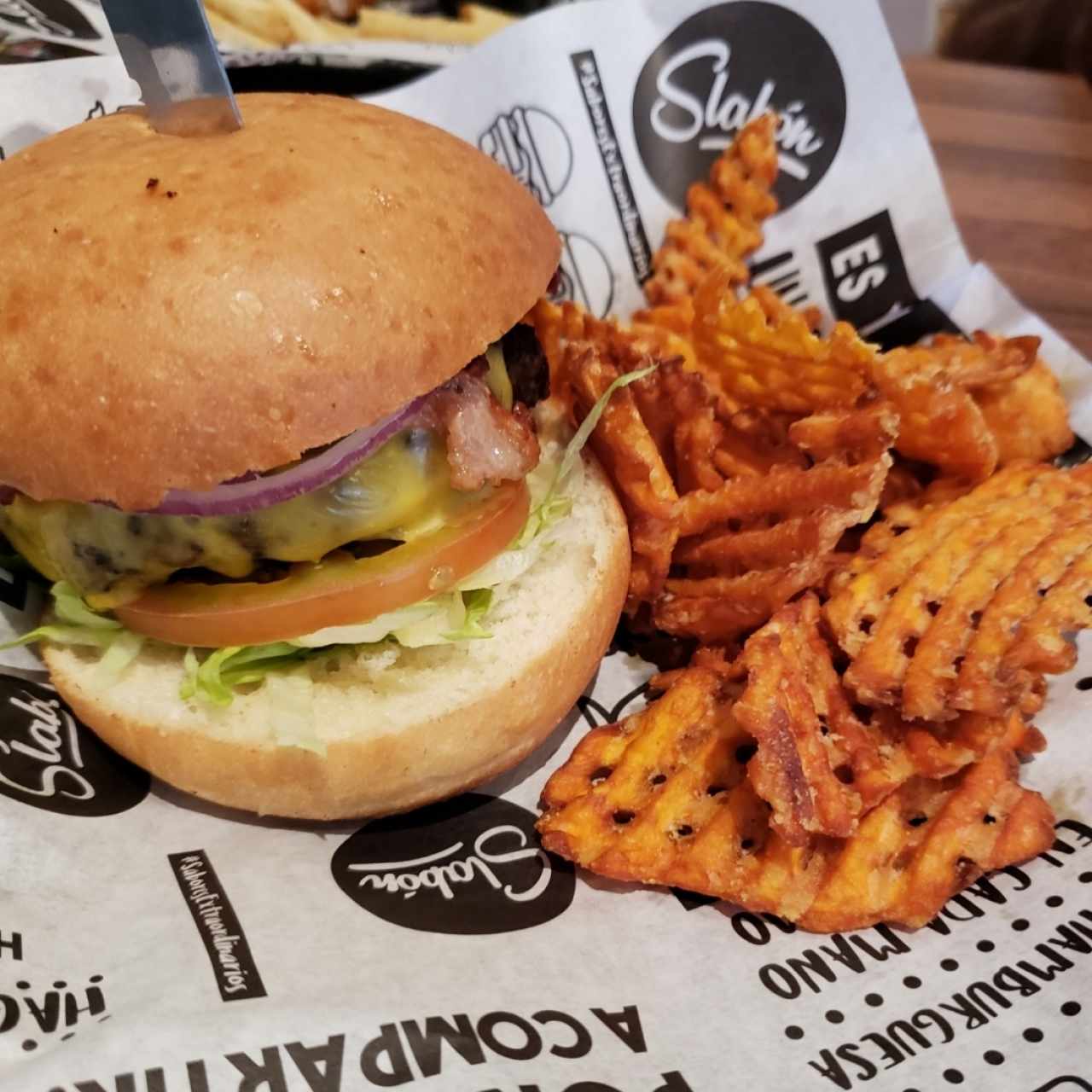 cheese  bacon burger y camote frito