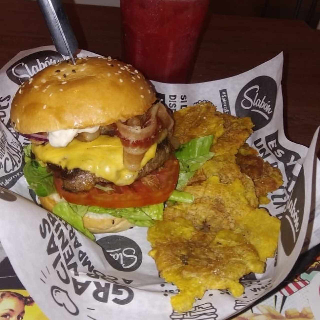 hamburguesa con patacones 