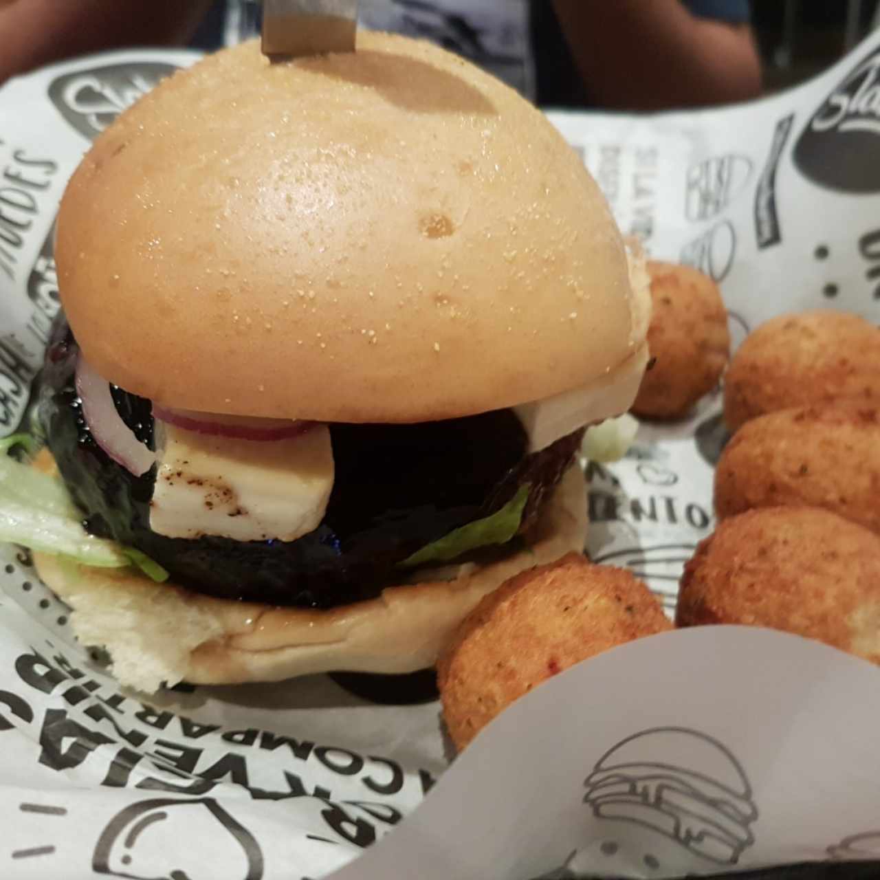 Veggie burger con perlas de yuca