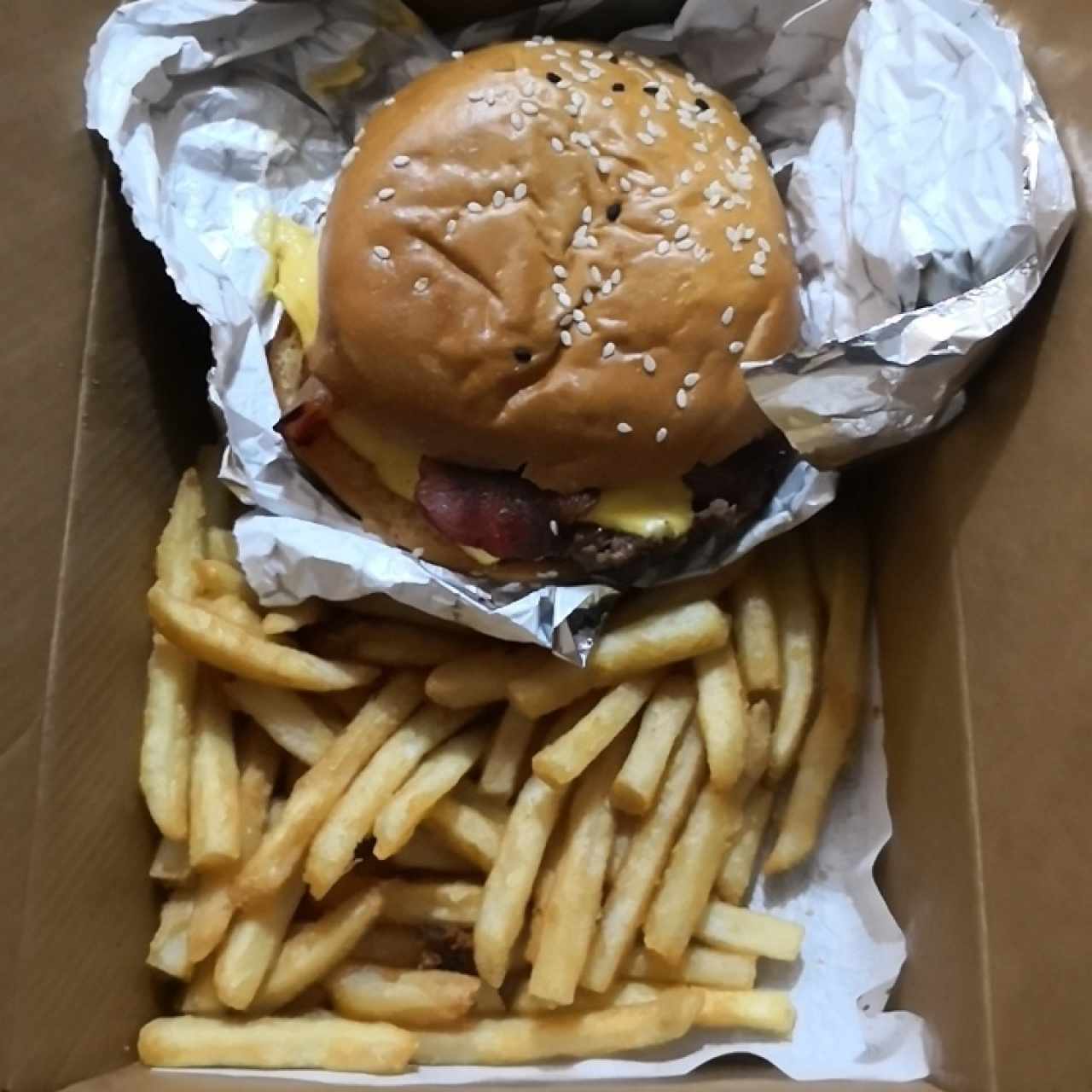 Cheese Burger con Papas