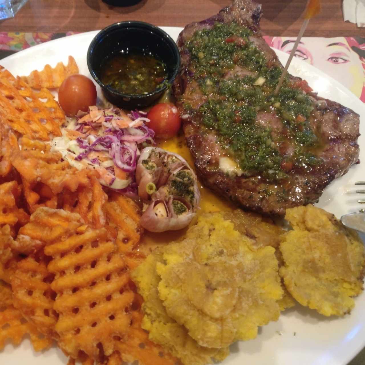 Rib eye con camote, patacones y ensalada