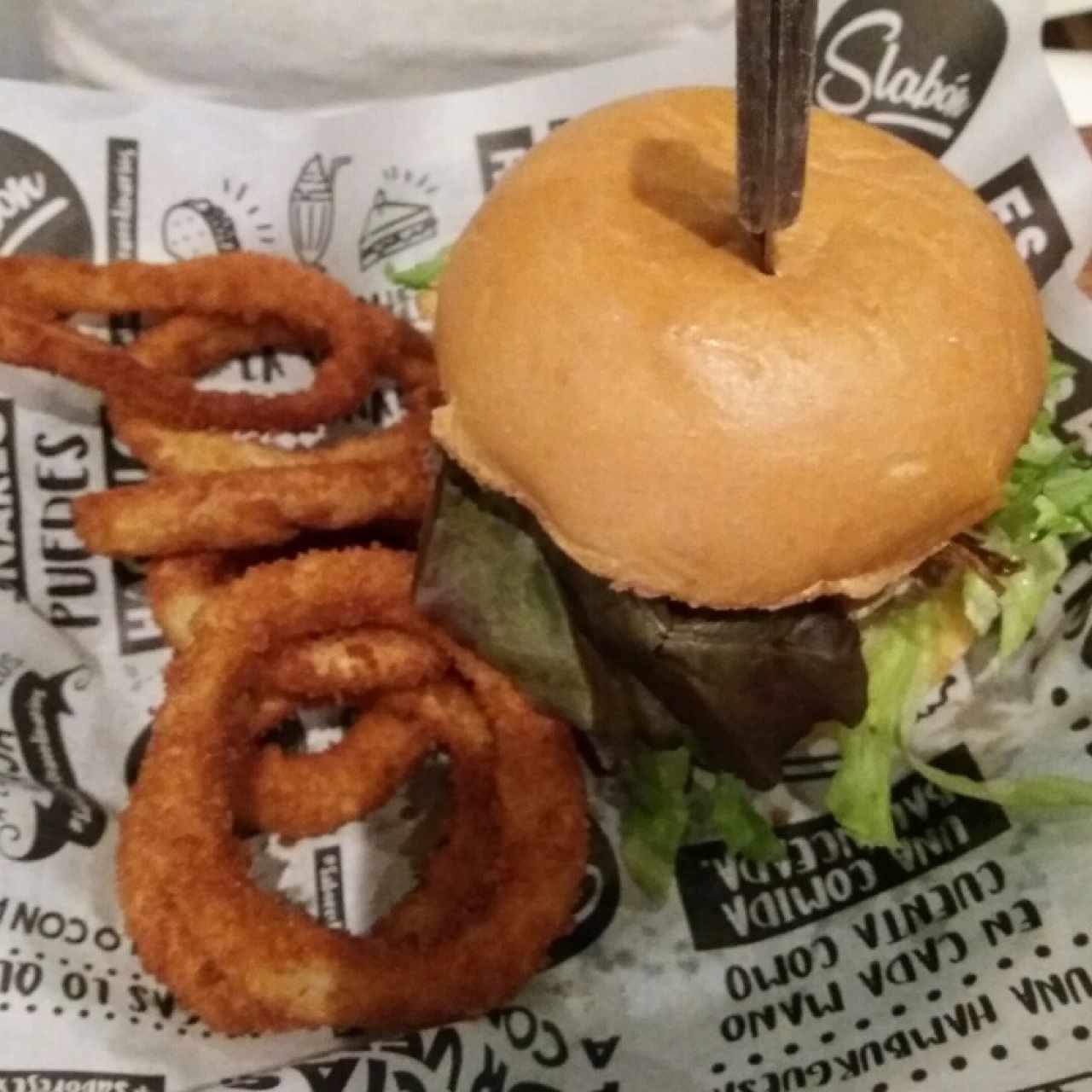 burger con aros de cebolla