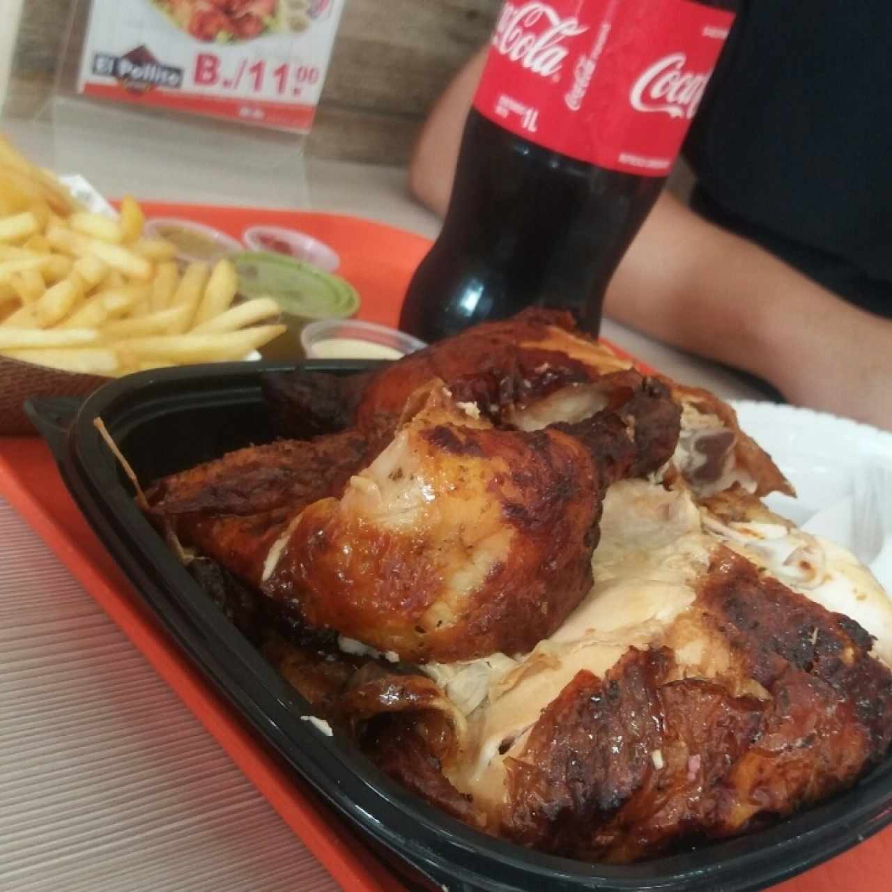 Pollo asado con un acompañante y soda