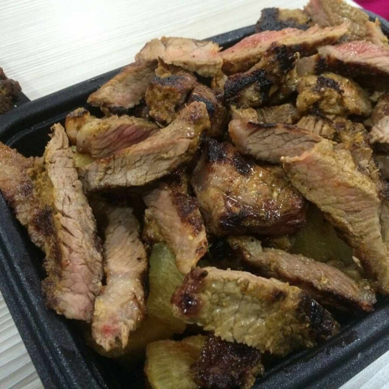 picada de carne y yuca frita