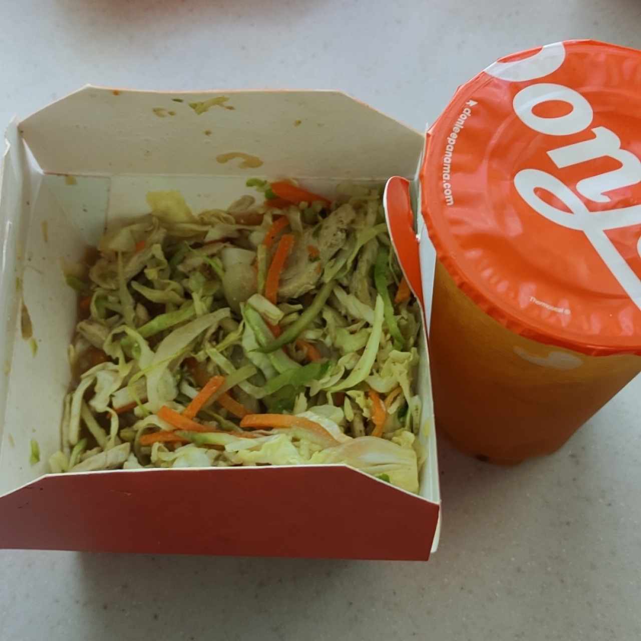 Chow Mein de pollo sin fideos y té frío.