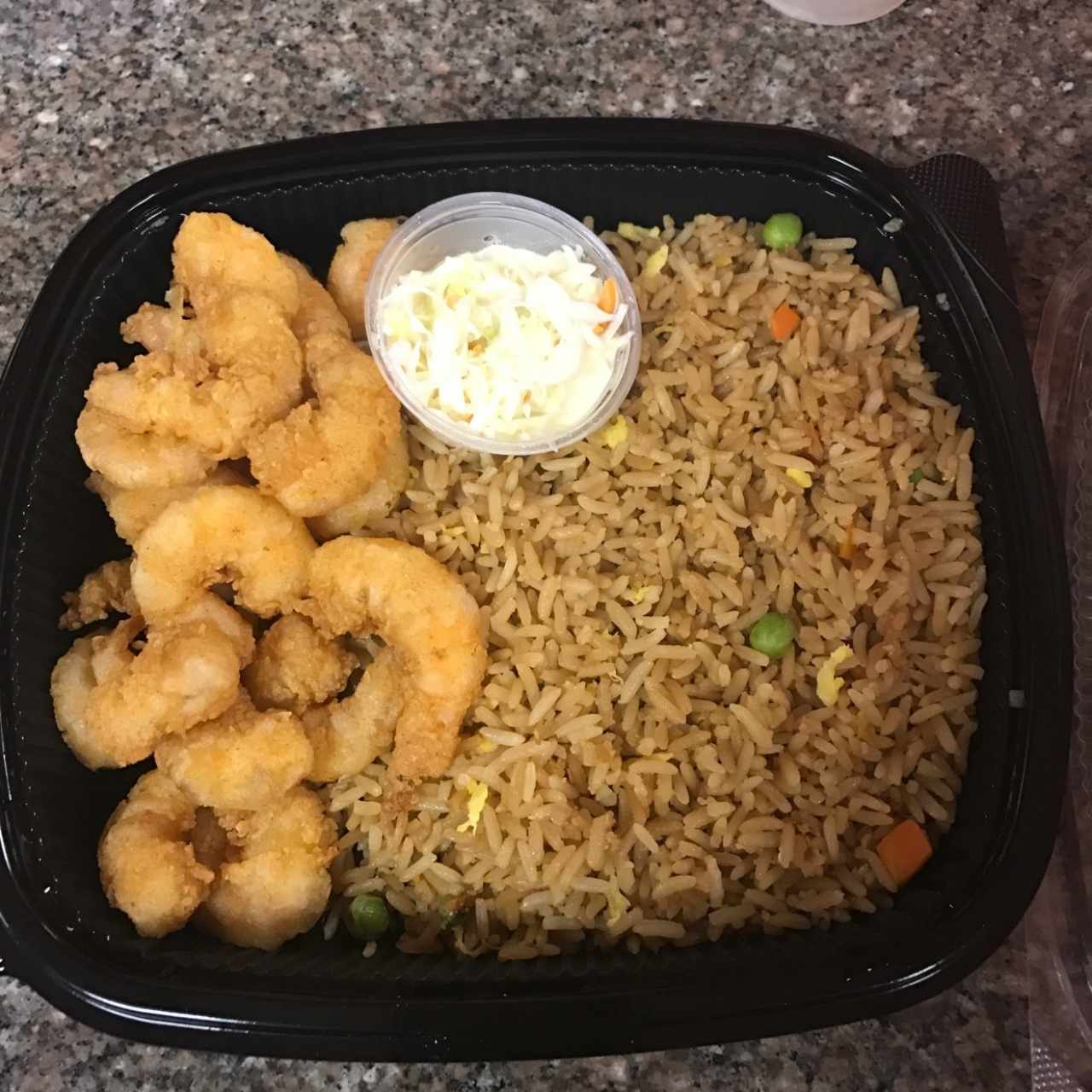 Arroz frito con camarones apanados