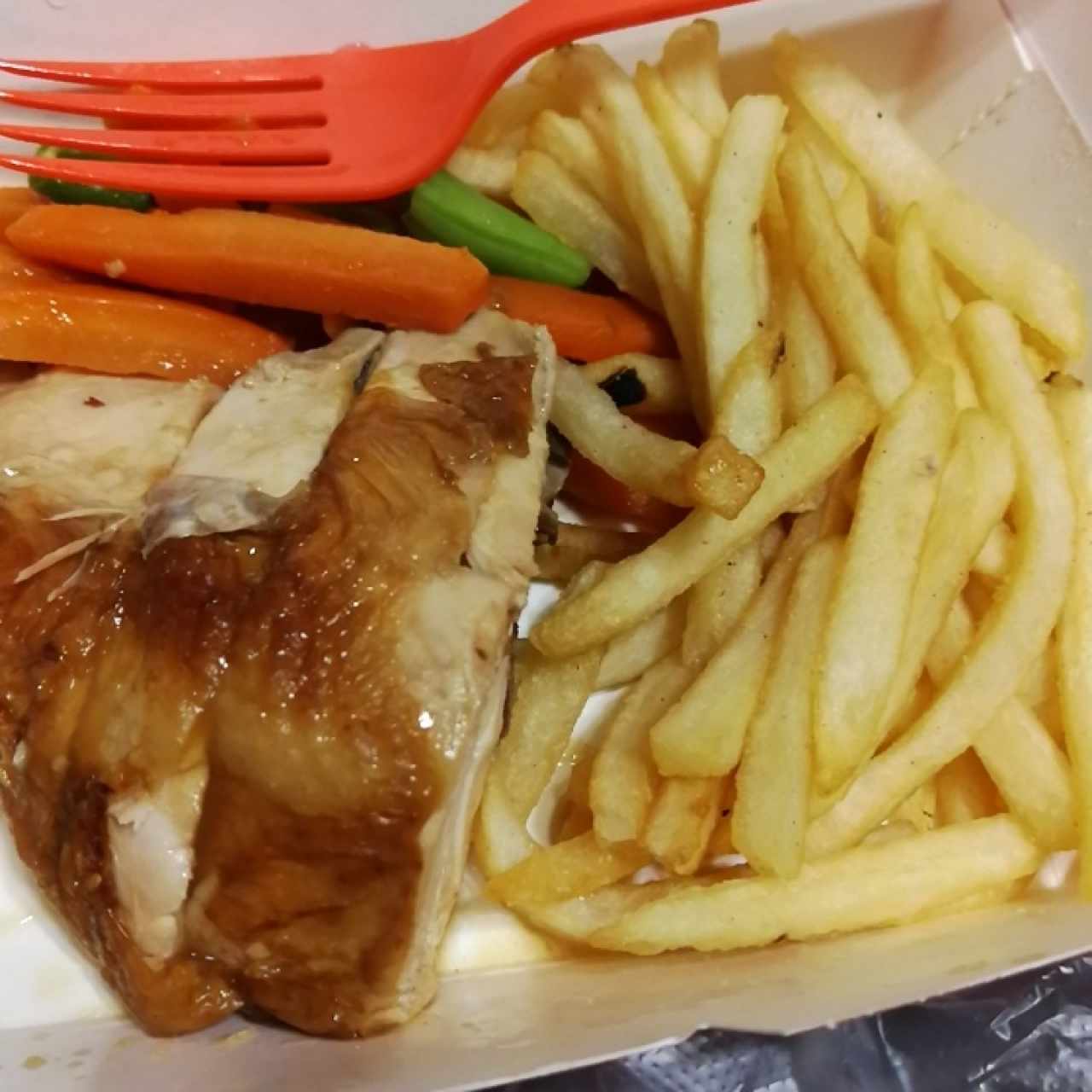 pollo asado con papas fritas