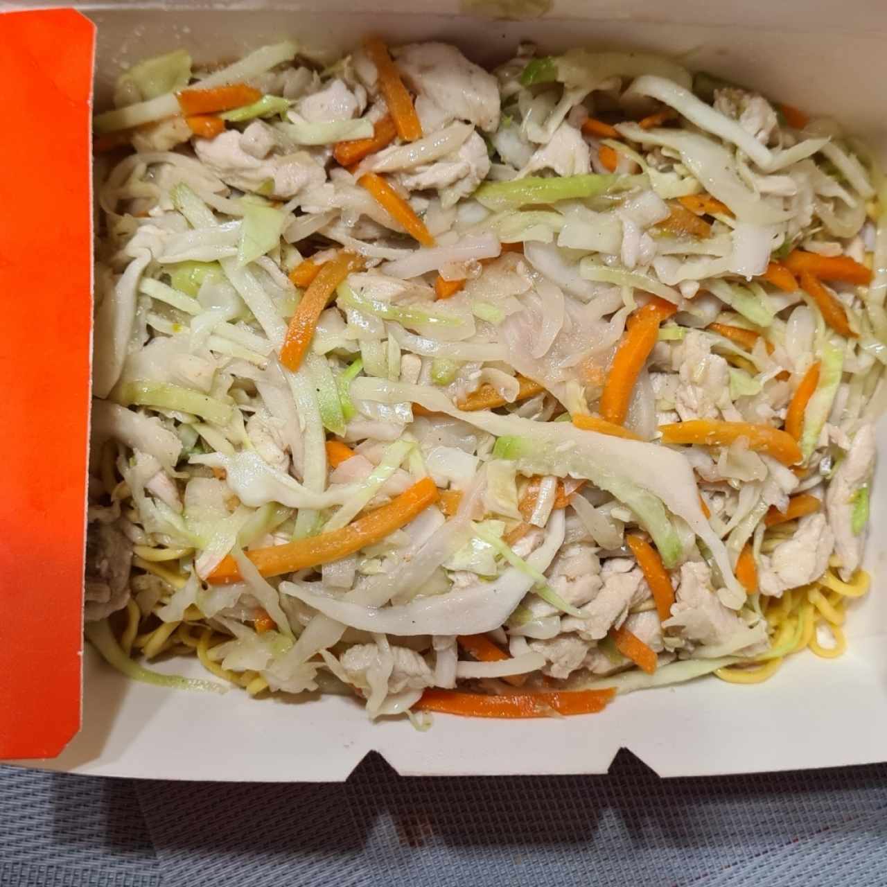 Chow mein de pollo