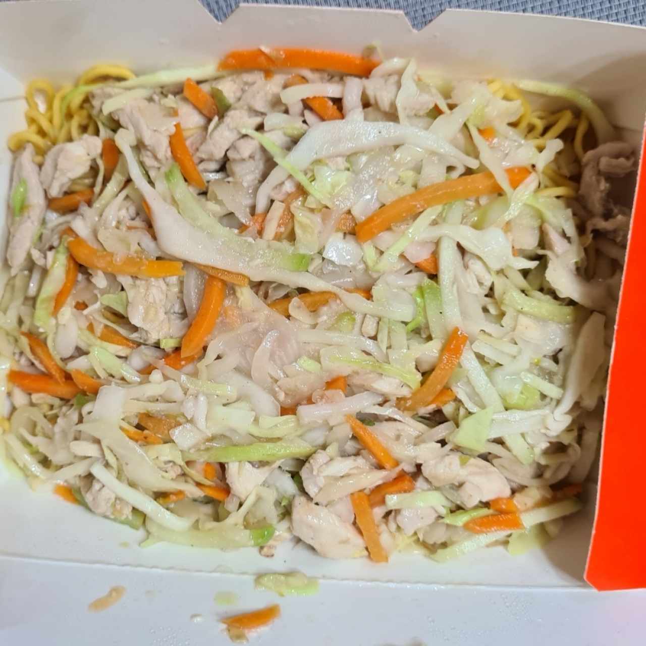 Chow mein de pollo