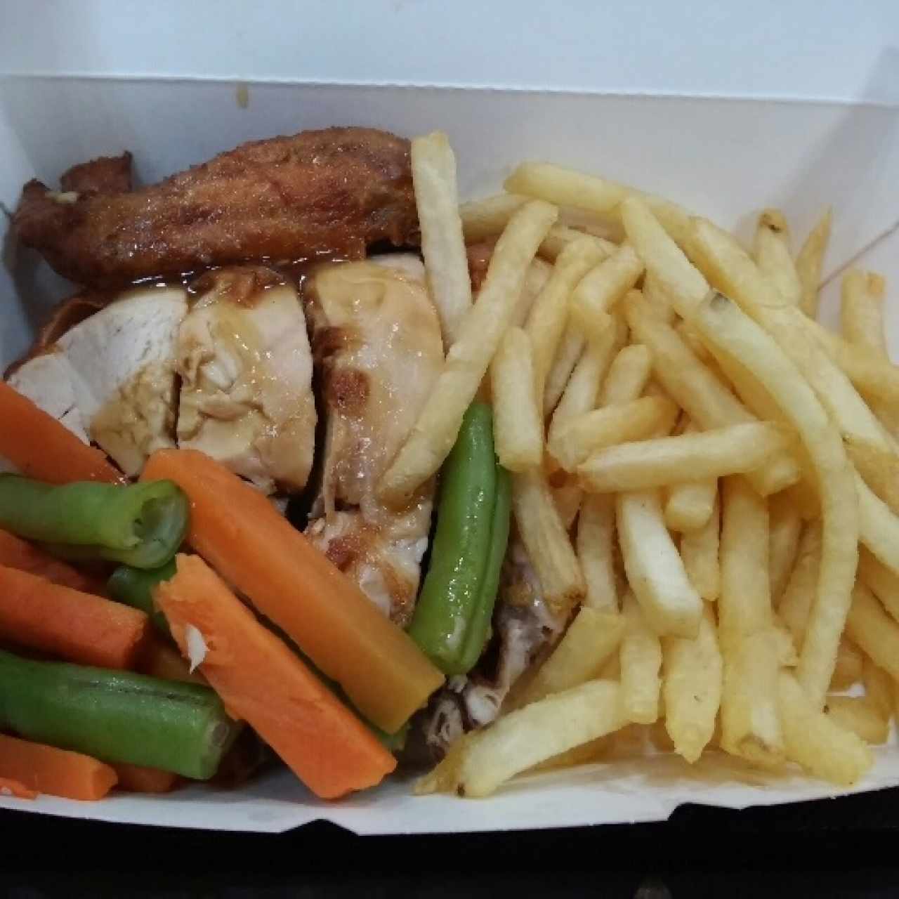 Pollo asado con papas fritas 