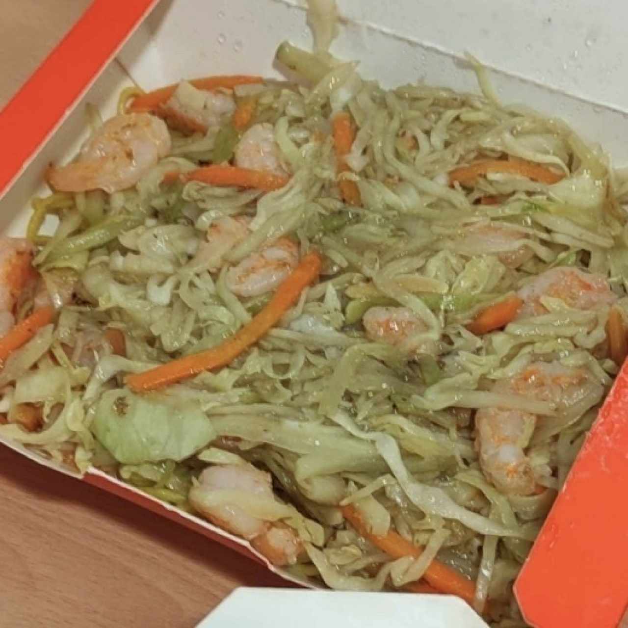 Chow mein de camarones