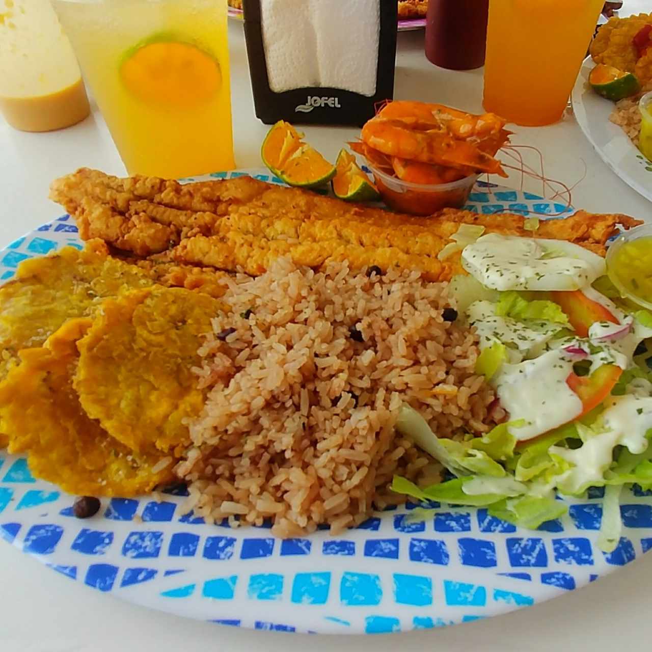 Pescado a la Fula: Filete de pargo, arroz con coco y guandú, patacones, camarones, ensalada verde con vingreta dulce especial y ceviche de corvina de cortesía.