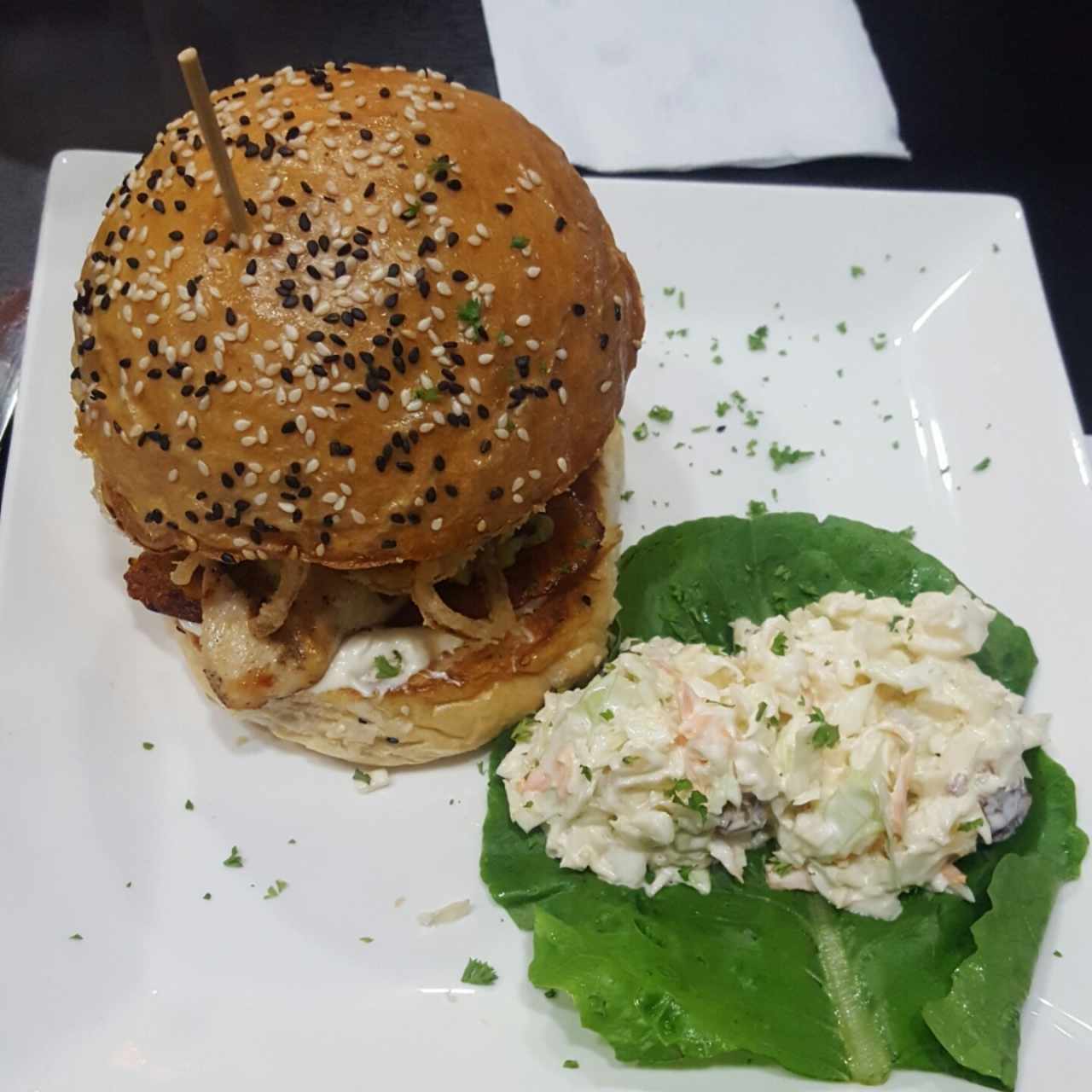 hamburguesa kevin de pollo al grill con ensalada cole slaw