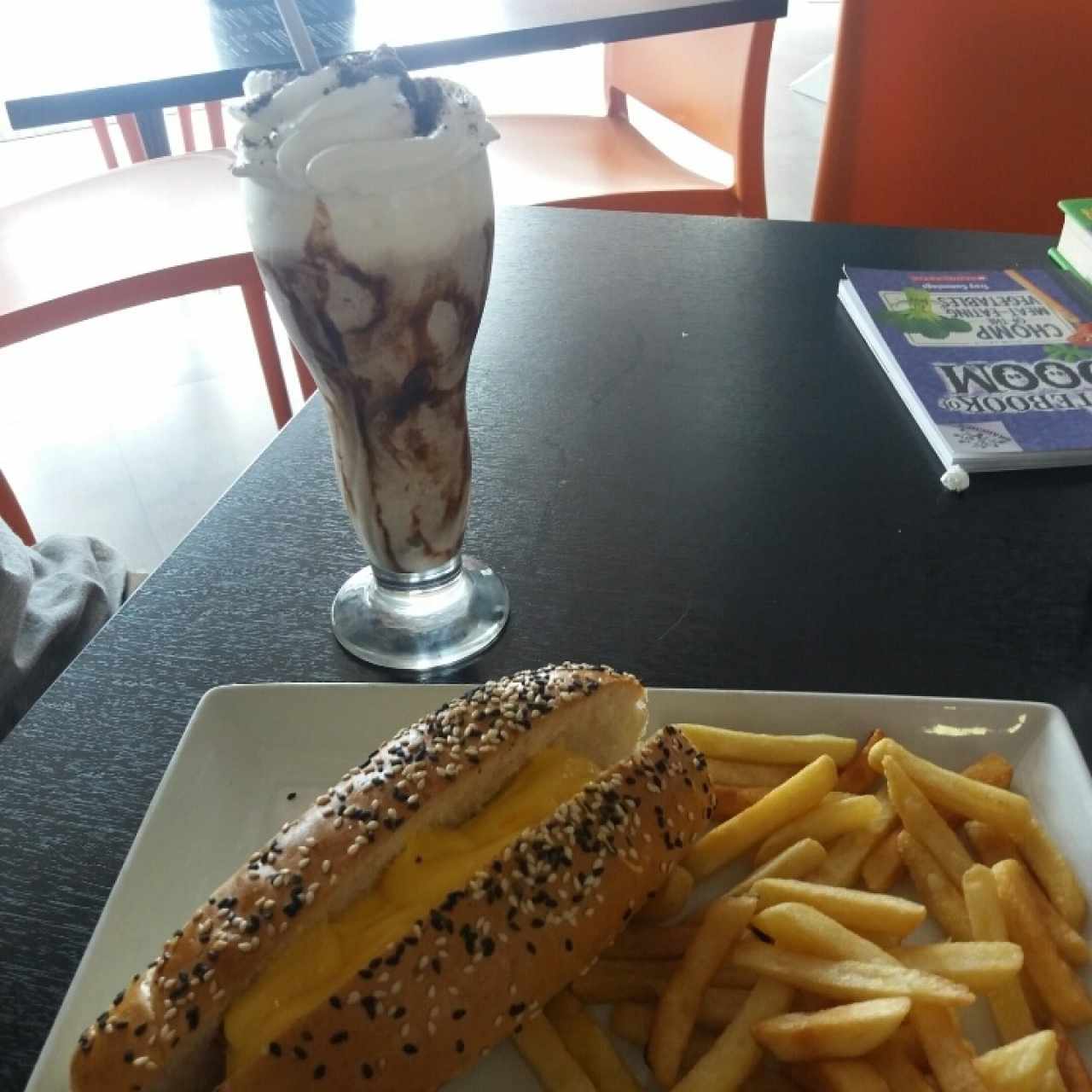 Hot Dog (menu infantil) con papitas y batido de Oreo