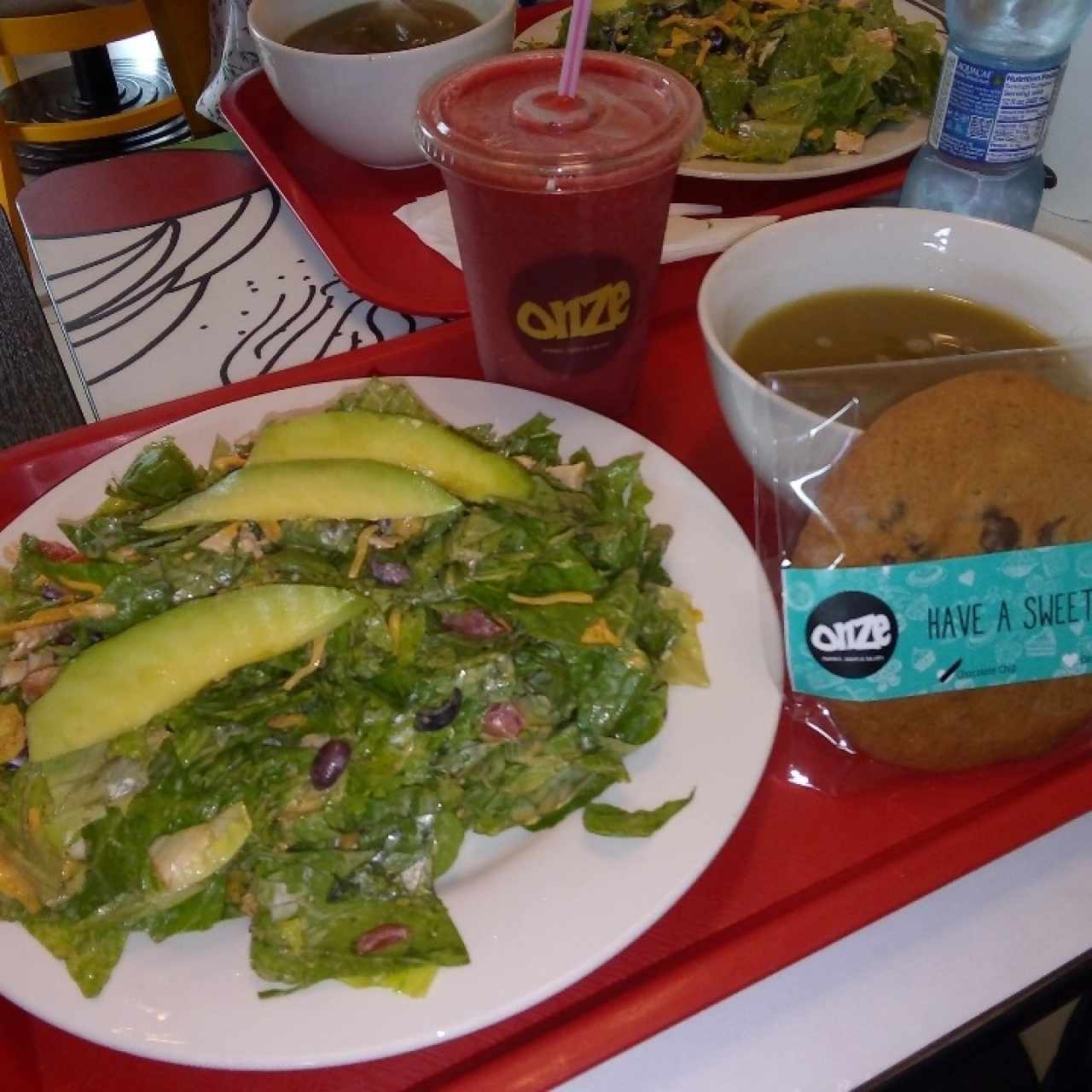 ensalada yucatán, sopa de lentejas y smothiee de fresa en agua.