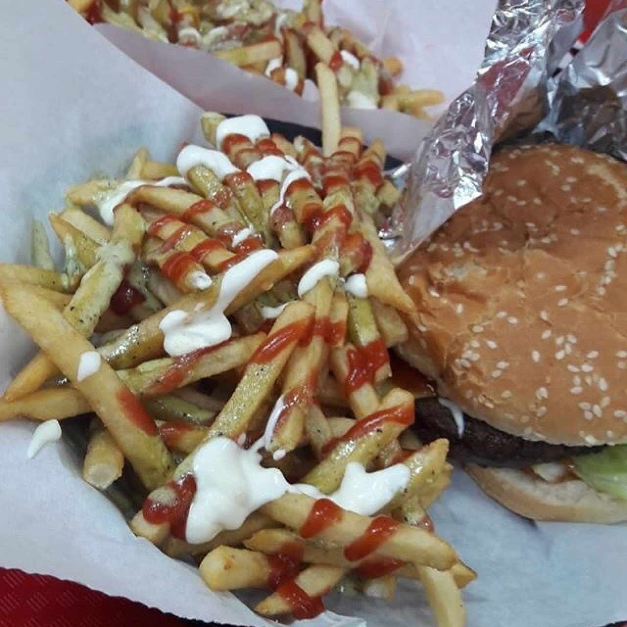 hamburguesa con papas fritas