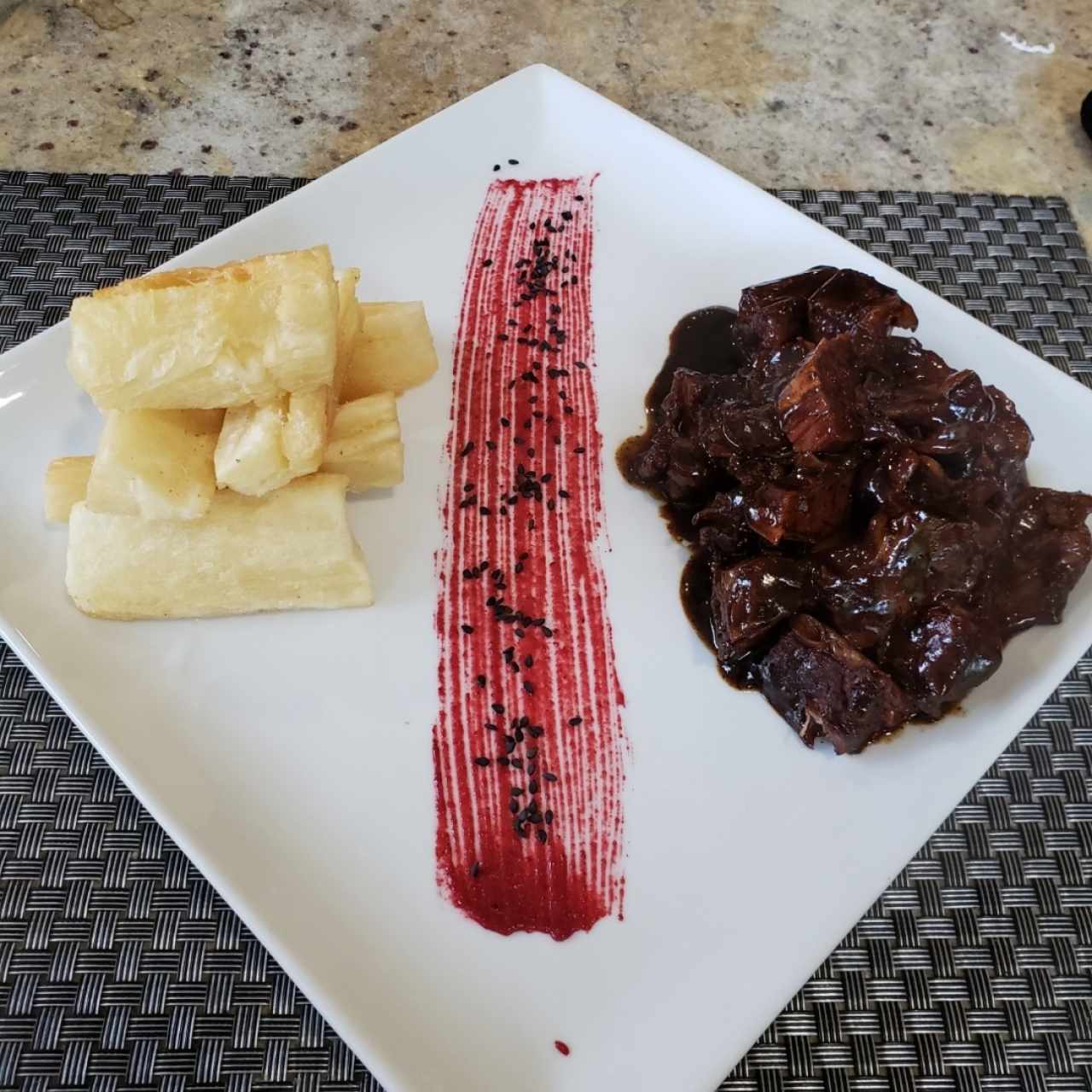 Costillas de res con yucas