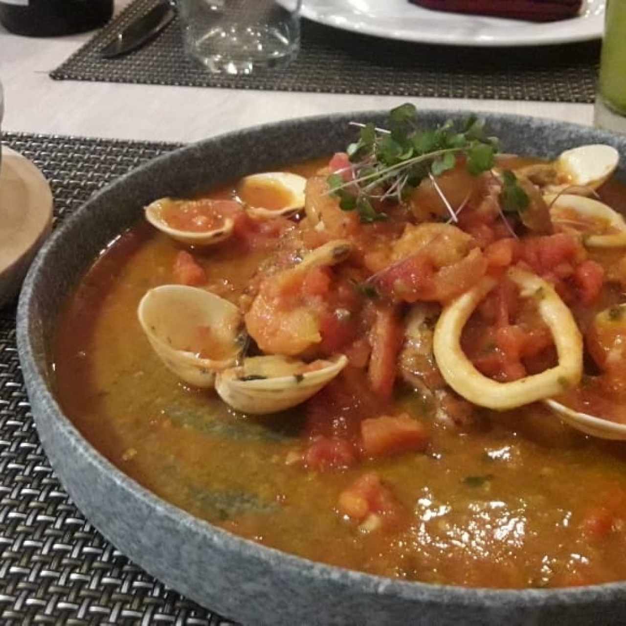 Almejas en salsa roja