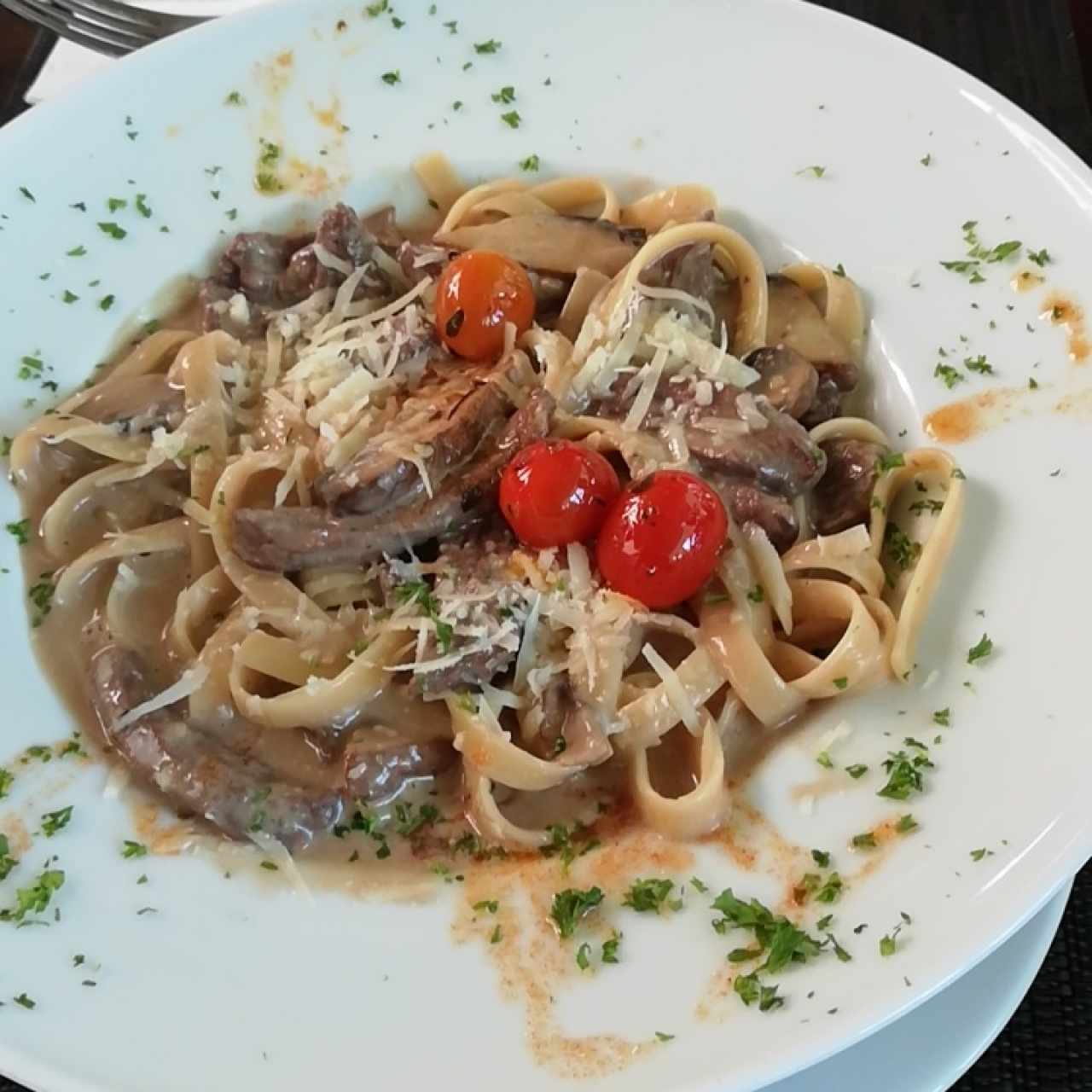 Fettuccini con lascas de entraña