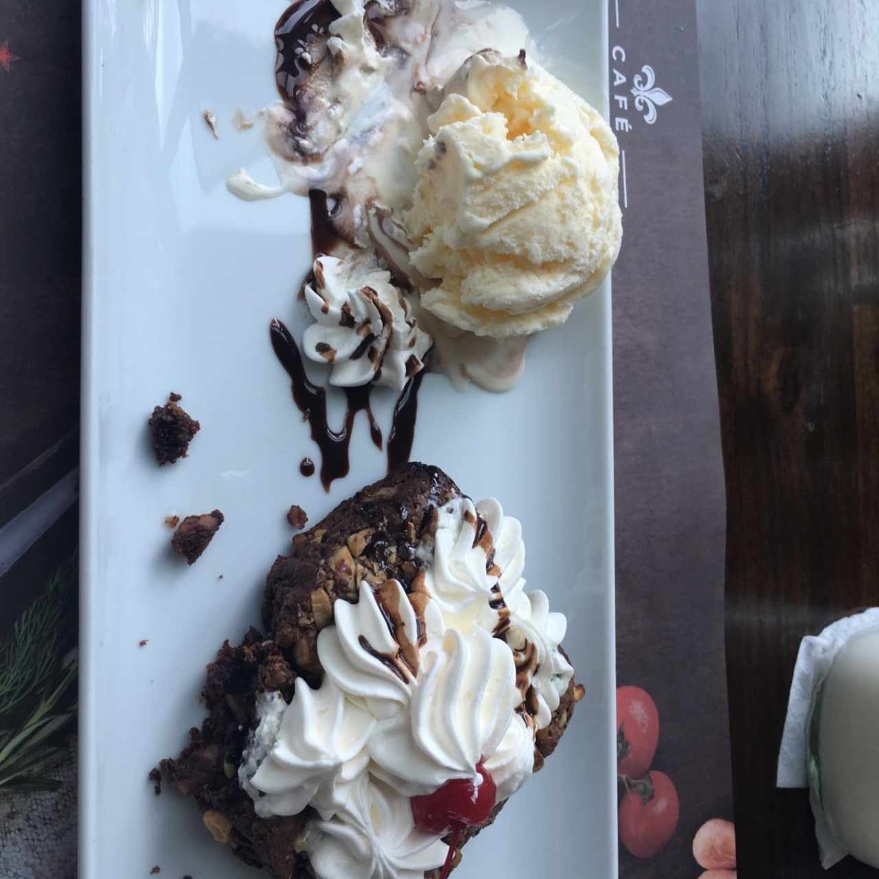 Brownie de nueces y helado