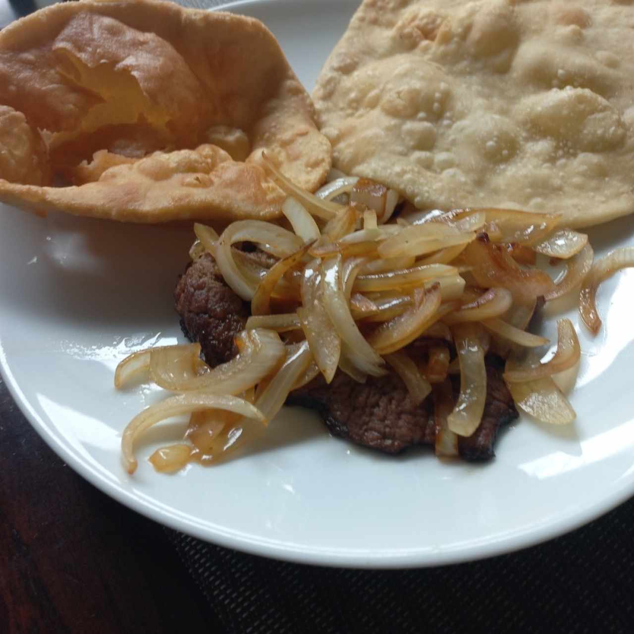 Bistec de Res Encebollado