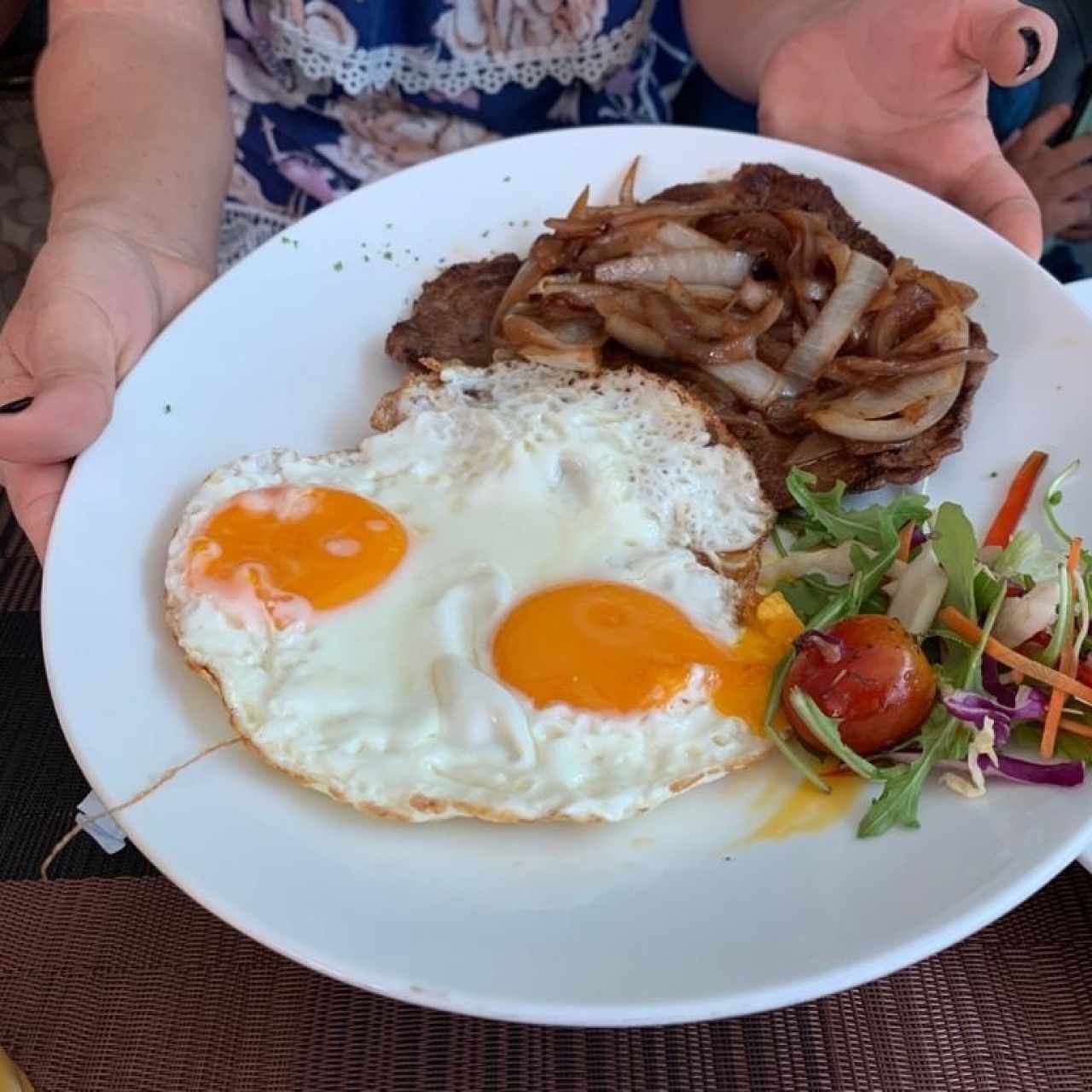 Bistec de Res Encebollado y Huevos Fritos