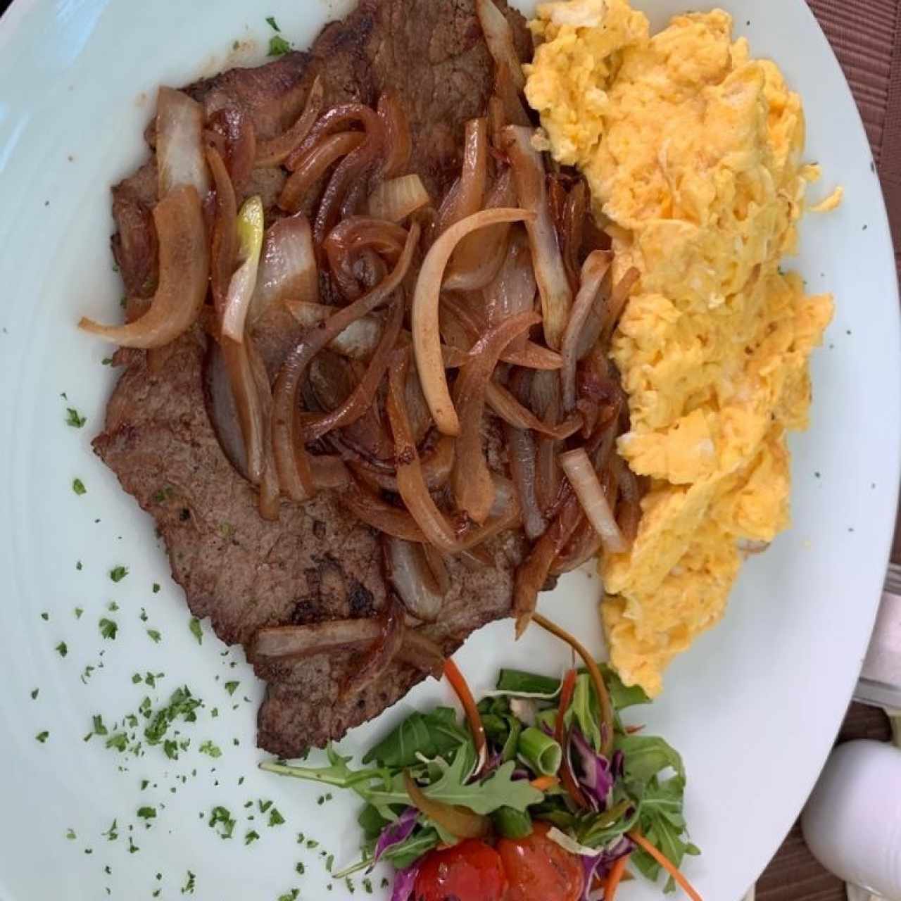 Bistec de Res Encebollado y Huevos Revueltos