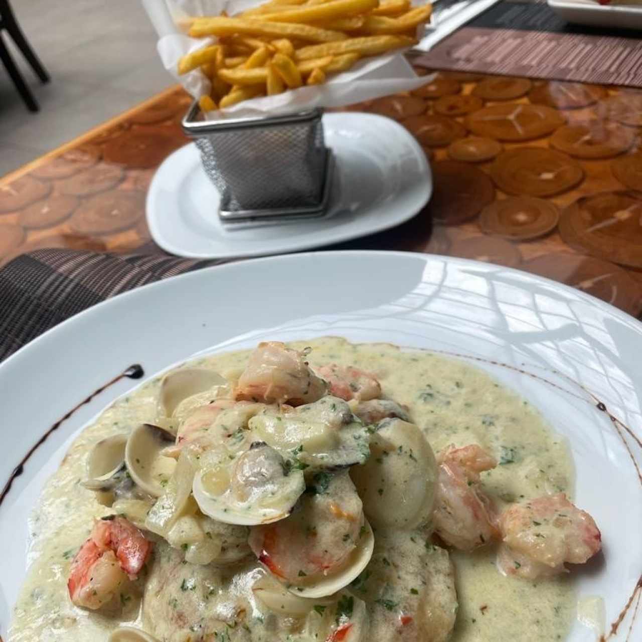 Corvina A La Vasca (Corvina a la plancha, camarón, almeja con concha, perejil y vino blanco) con Papas Fritas