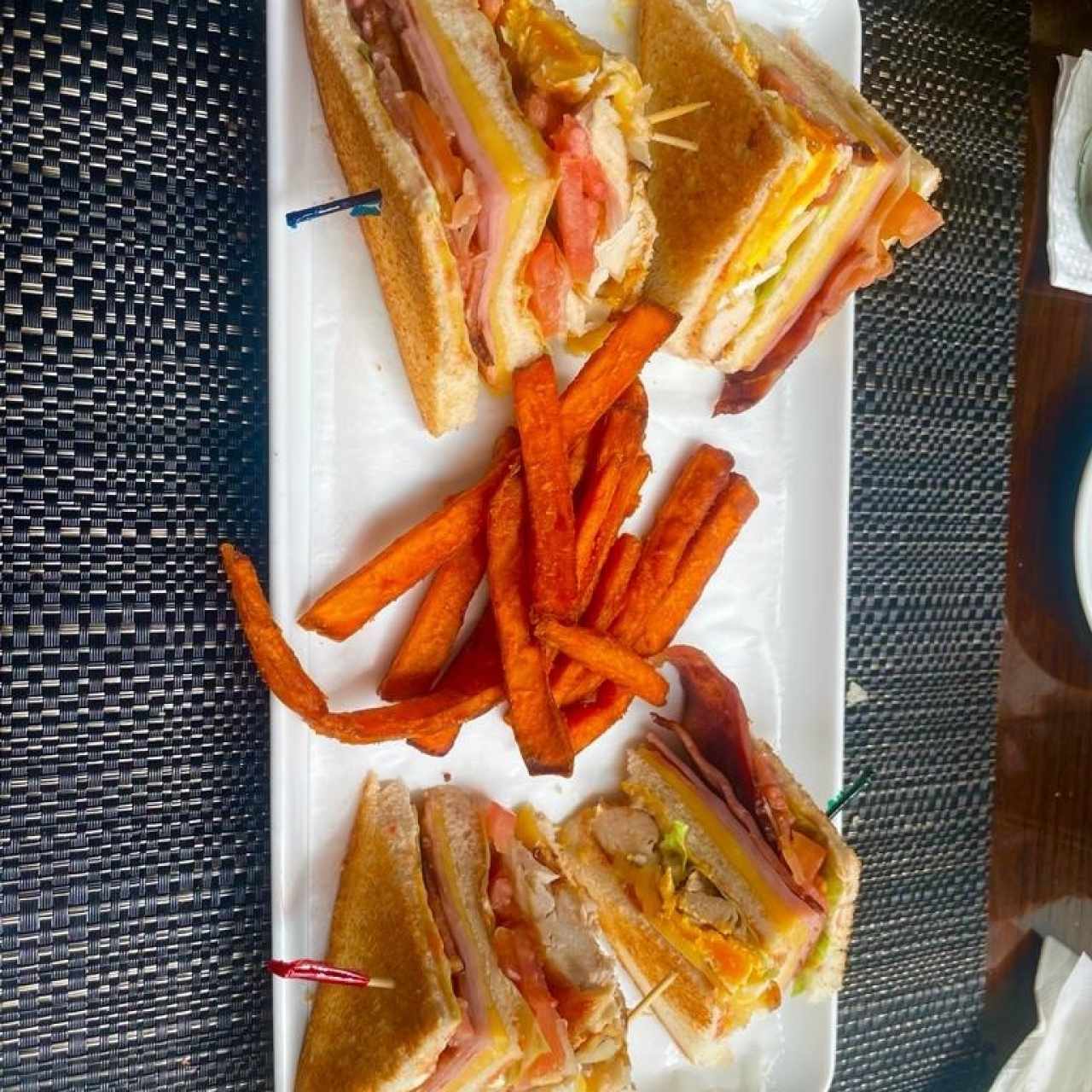 CLUB SÁNDWICH CON CAMOTE FRITO  (Pan Club, aderezo, pollo deshebrado, tocino, huevo, jamón de pavo, queso)