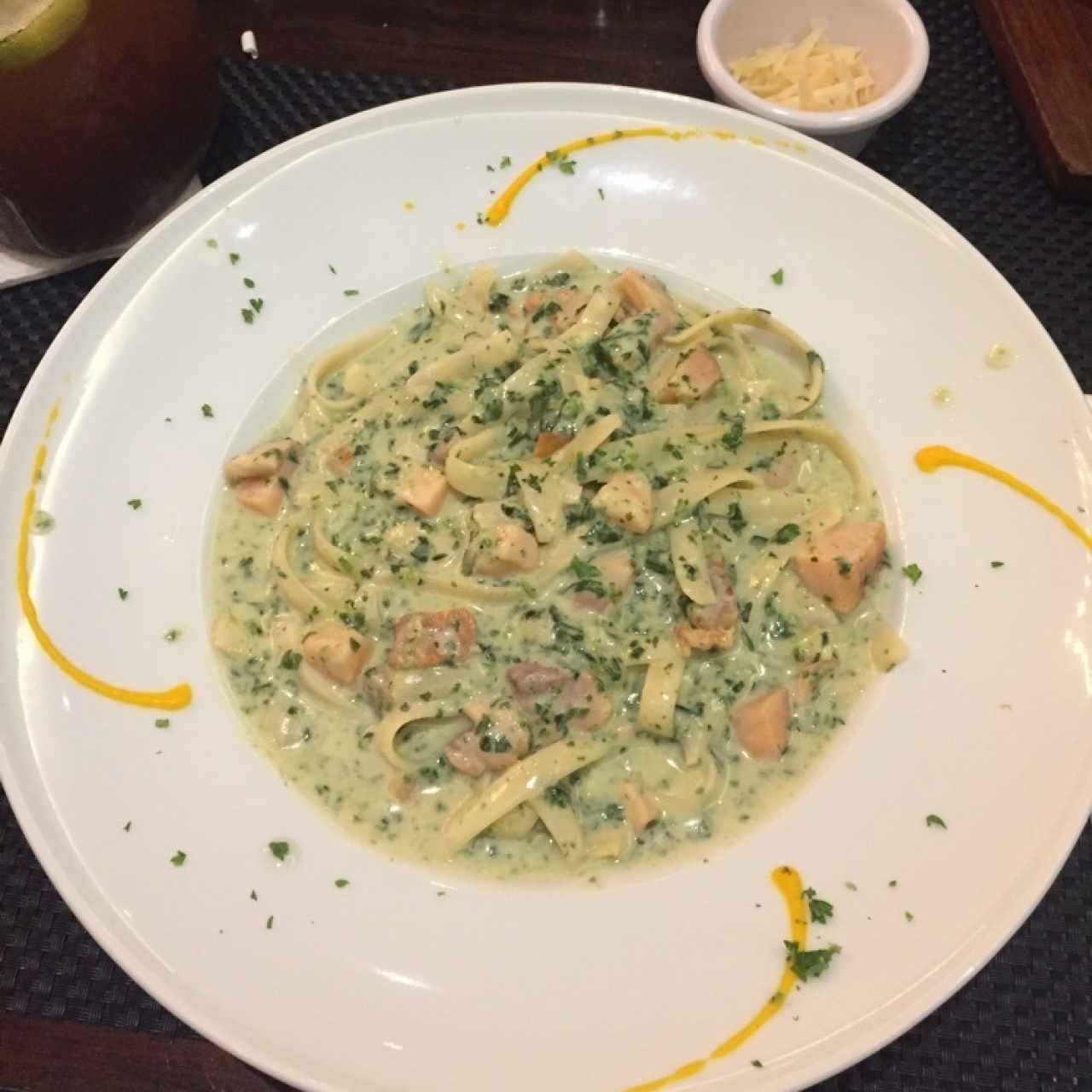 pasta a la florentina con salmon, espinaca y tomate